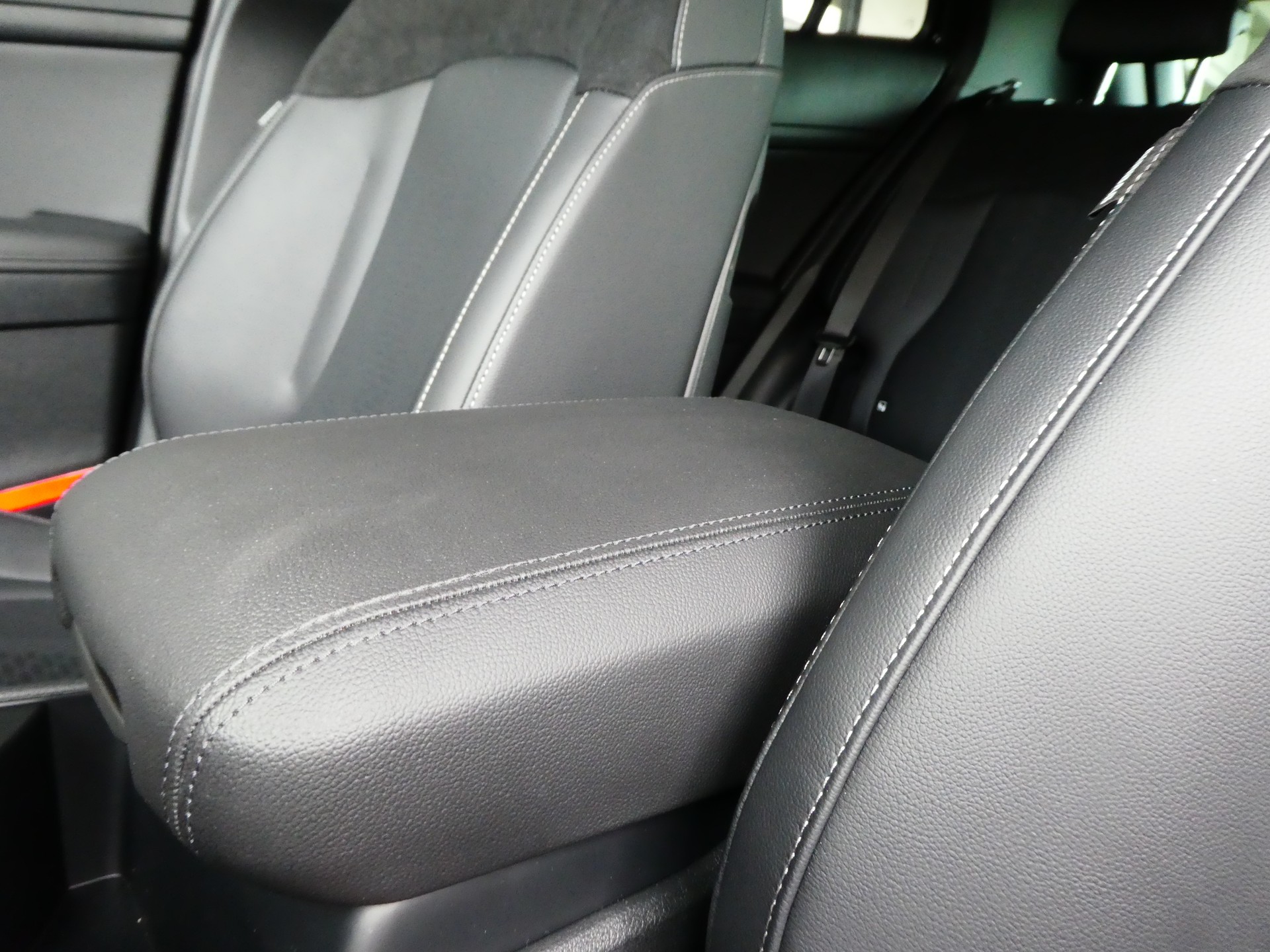 KIA Sportage 1.6T-GDi HEV Black Edition 4x4 A-image-10