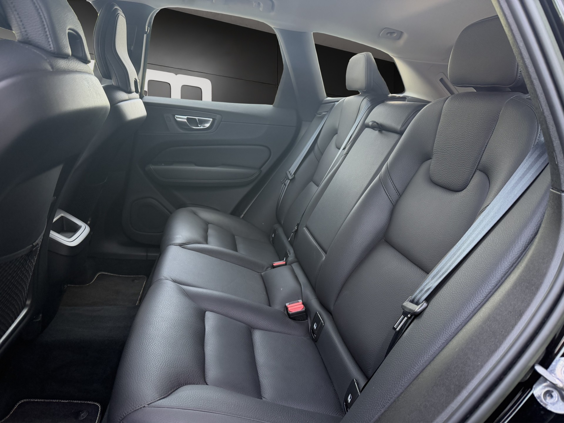 VOLVO XC60 B4 Diesel Mild Hybrid AWD Plus Dark Geartronic-image-8
