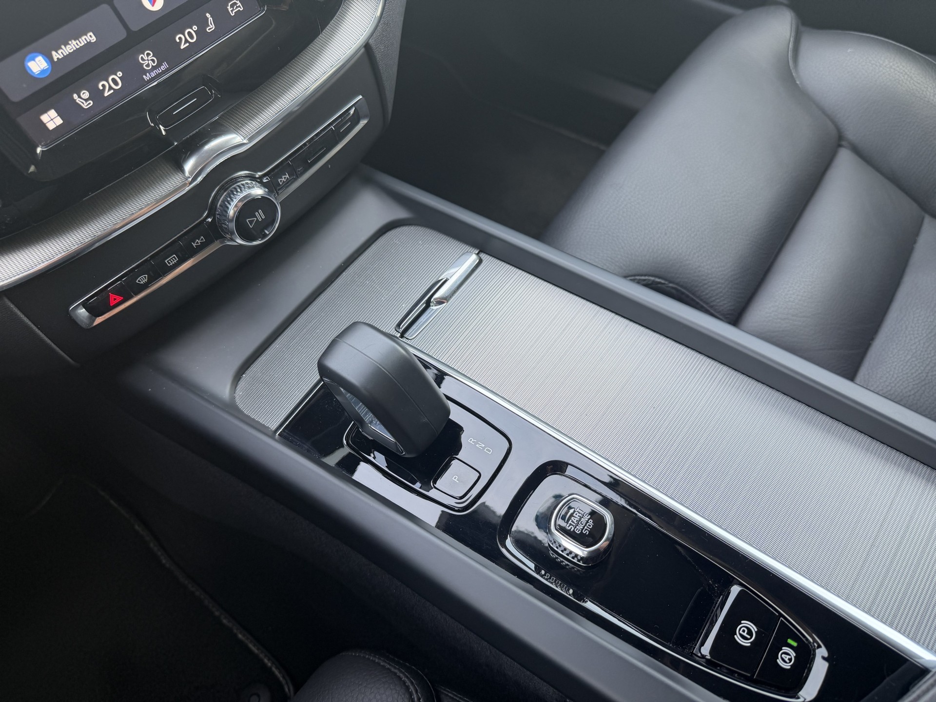 VOLVO XC60 B4 Diesel Mild Hybrid AWD Plus Dark Geartronic-image-14