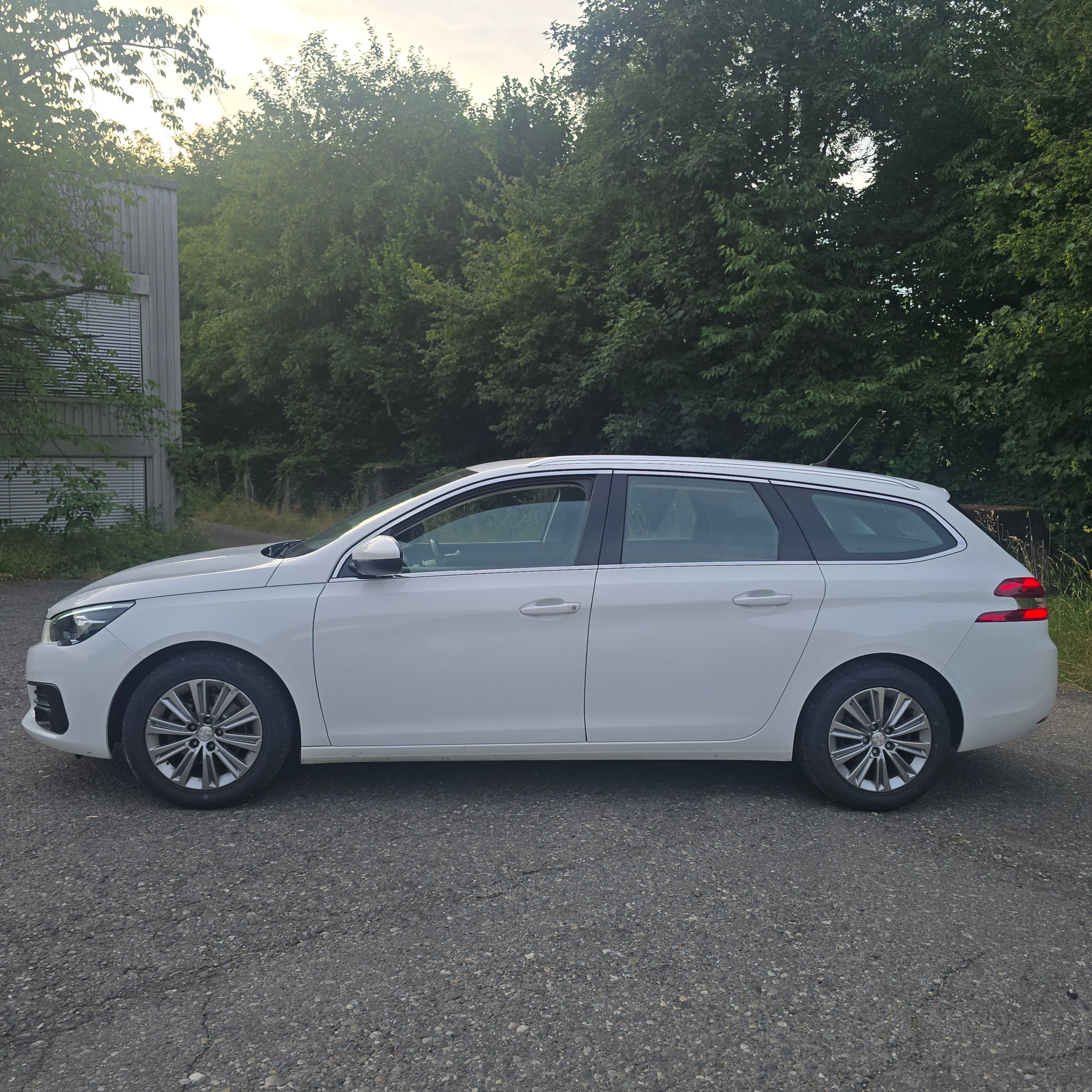 PEUGEOT 308 SW 1.5 BlueHDI Active EAT8-image-4