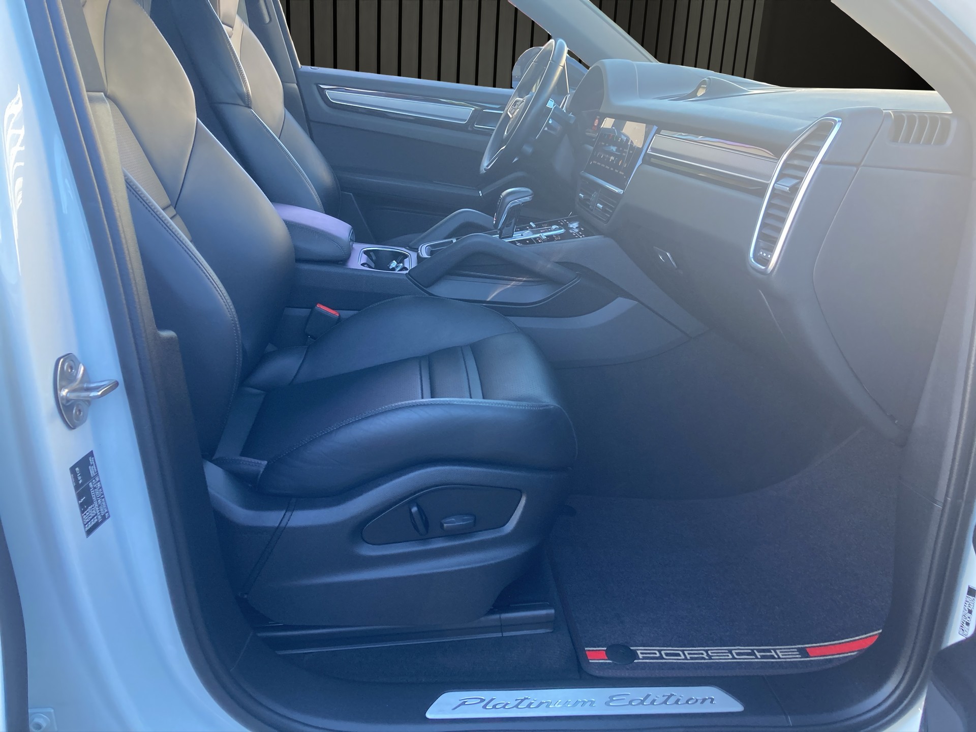 PORSCHE Cayenne Coupé Platinum Edition-image-17