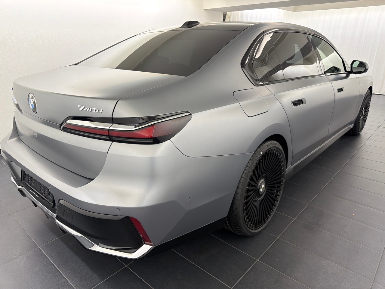 BMW 740d xDrive 48V M Sport-showroom-element-2