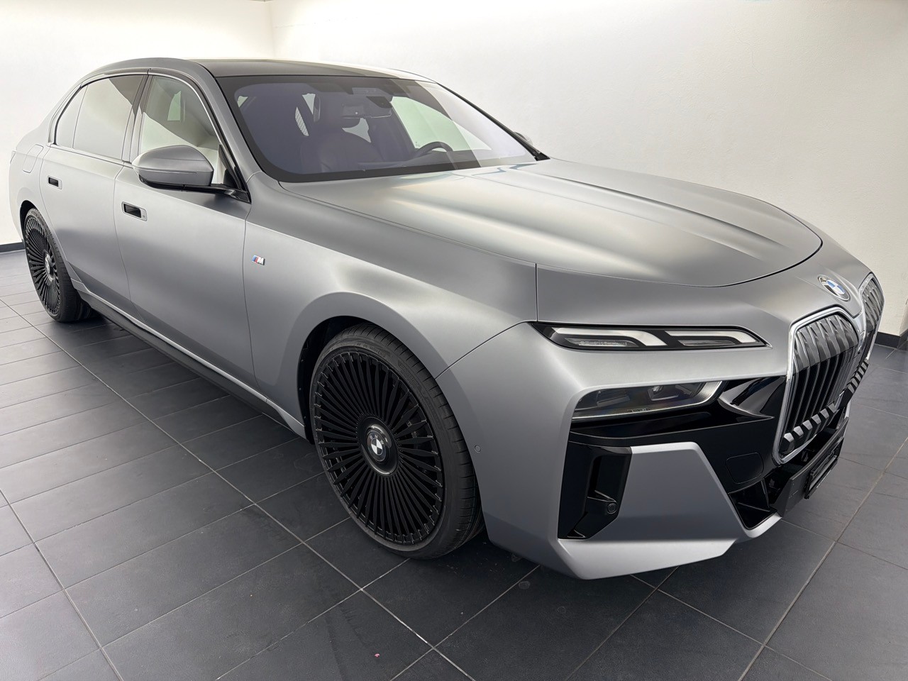 BMW 740d xDrive 48V M Sport-showroom-element-3