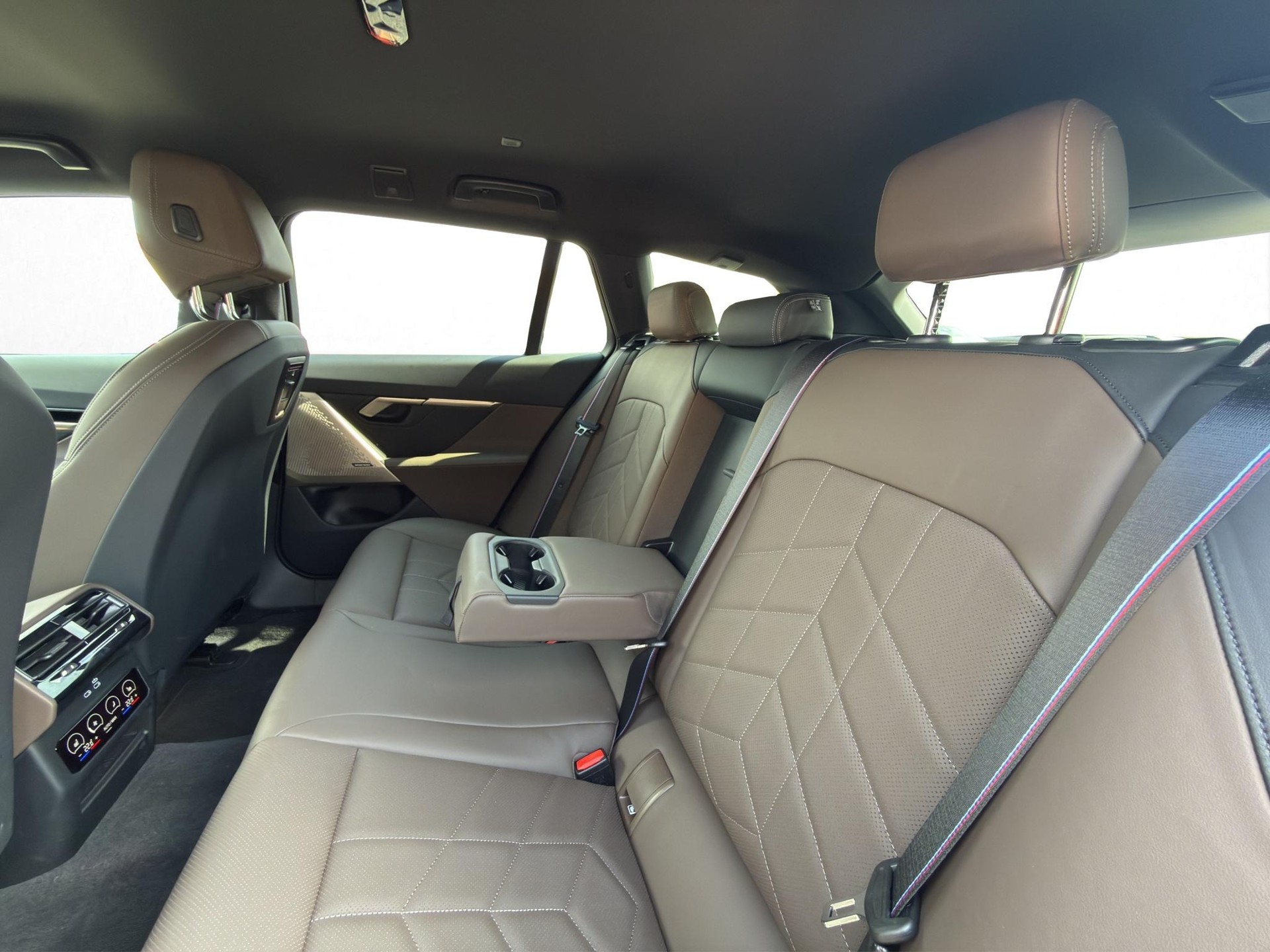 BMW 540d xDrive Touring M Sport Pro * ICONIC GLOW * BELÜFTETE SITZE * AHK * BMW INDIVIDUAL FELGEN *-image-28
