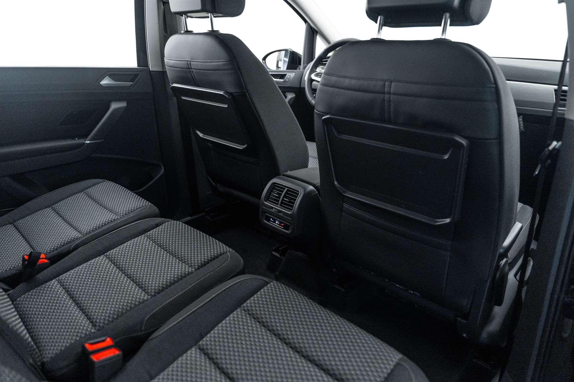 VW VW Touran 1.5 TSi DSG-Automat 7-Plätzer-image-9