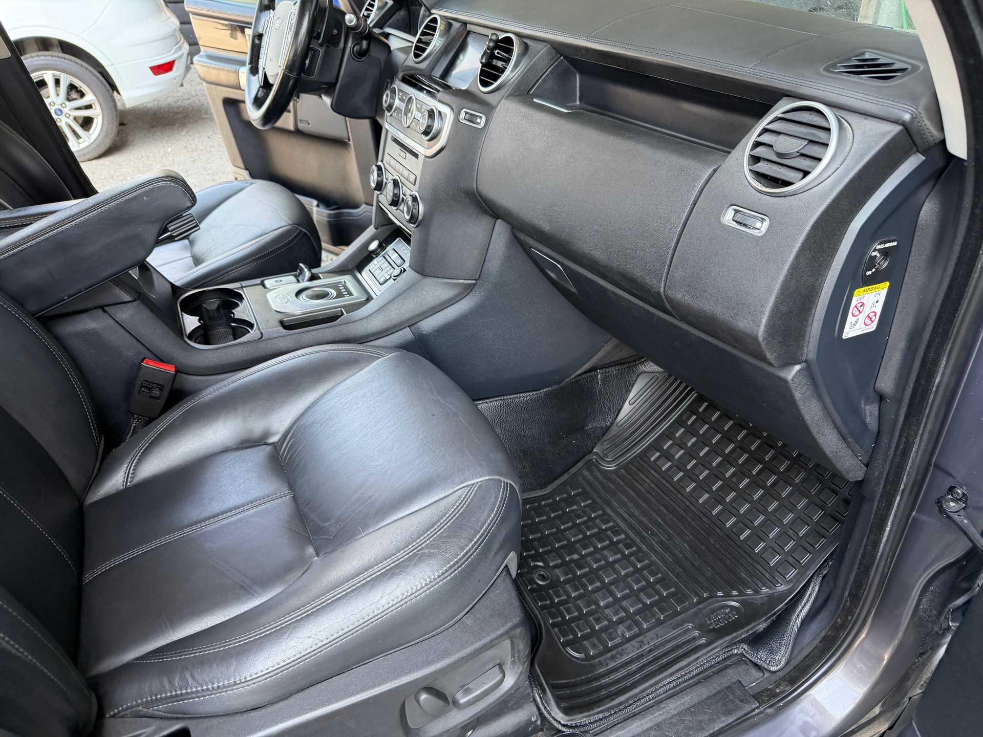 LAND ROVER Discovery 3.0 SDV6 Landmark Automatic-image-9