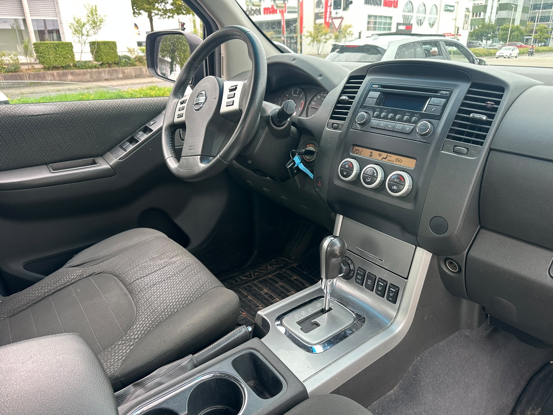 NISSAN Navara Double Cab SE 2.5 dCi 4WD LB Automat-image-9