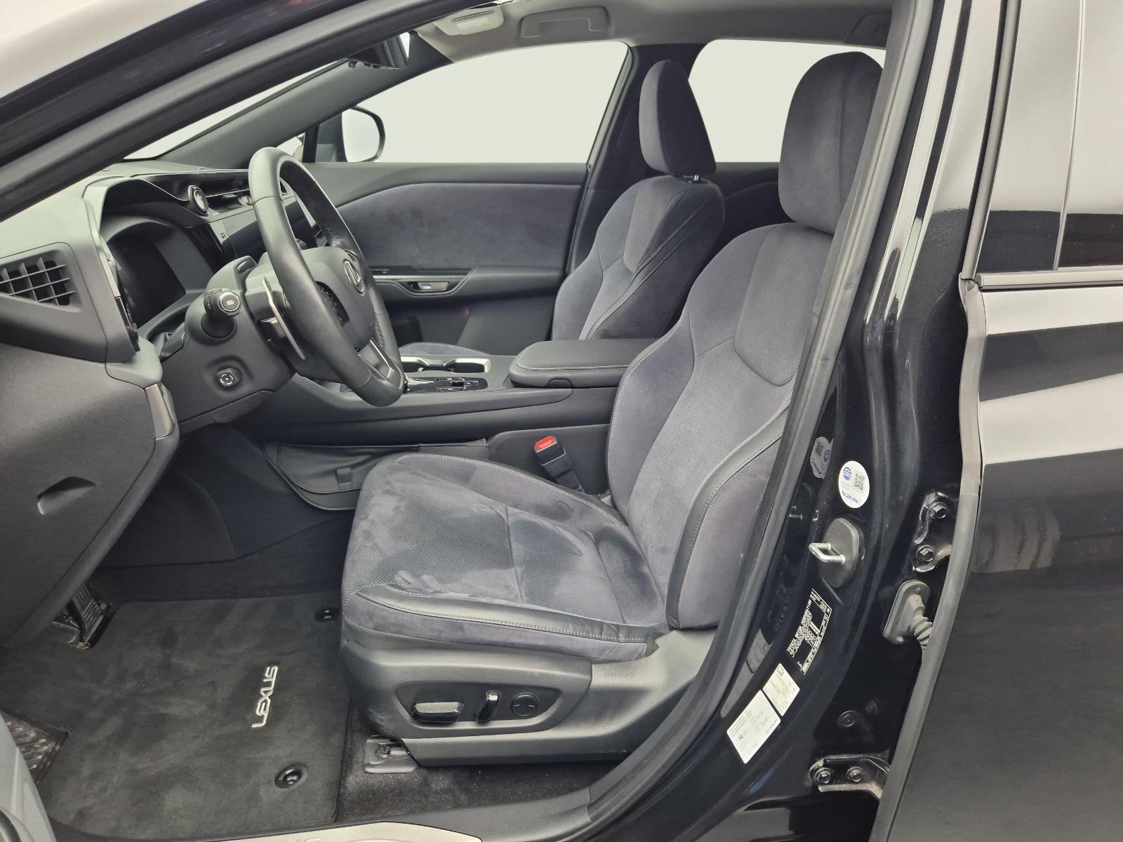 LEXUS RZ 450e Excellence-showroom-element-3
