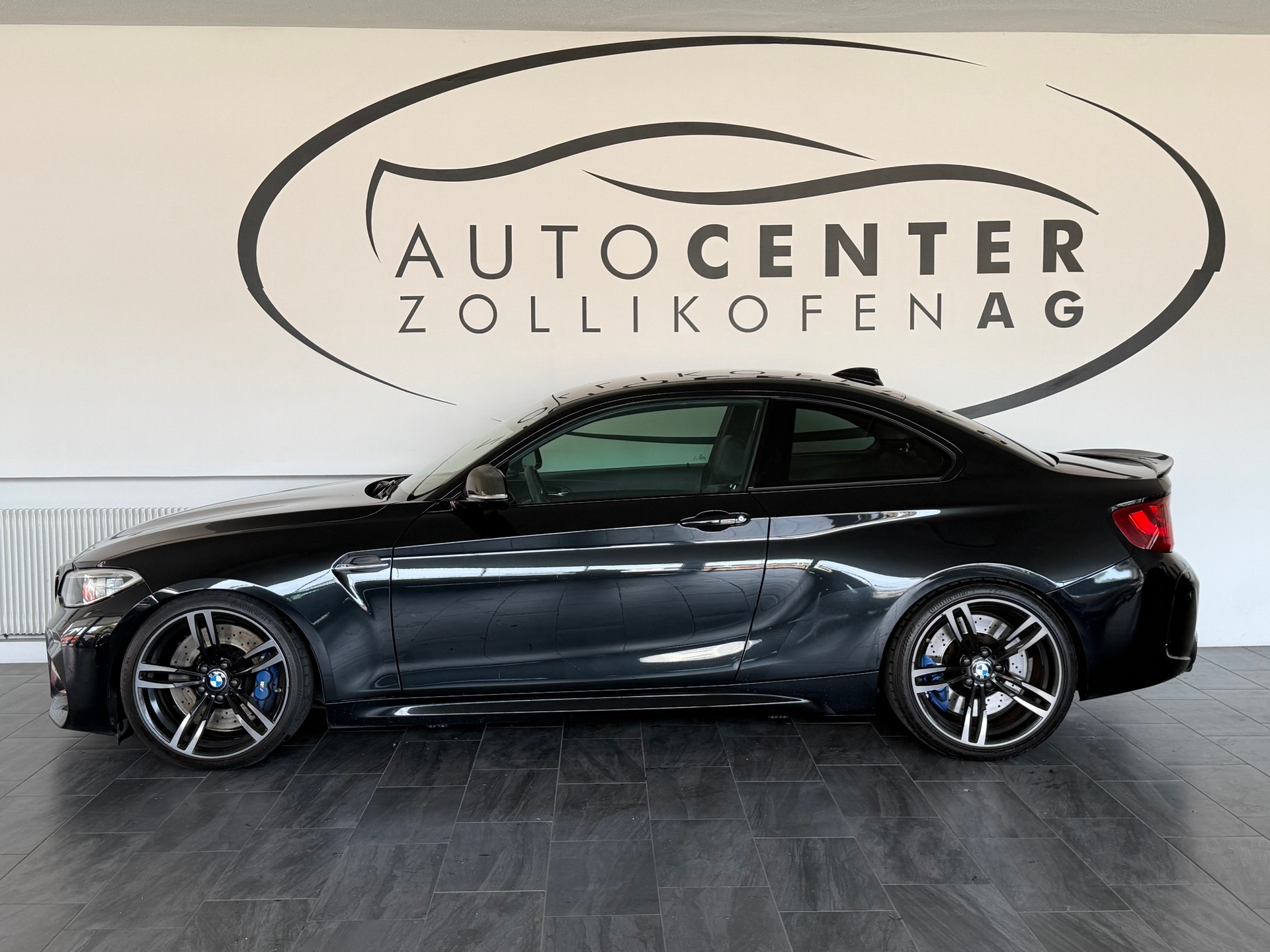 BMW M2 Drivelogic-showroom-element-3