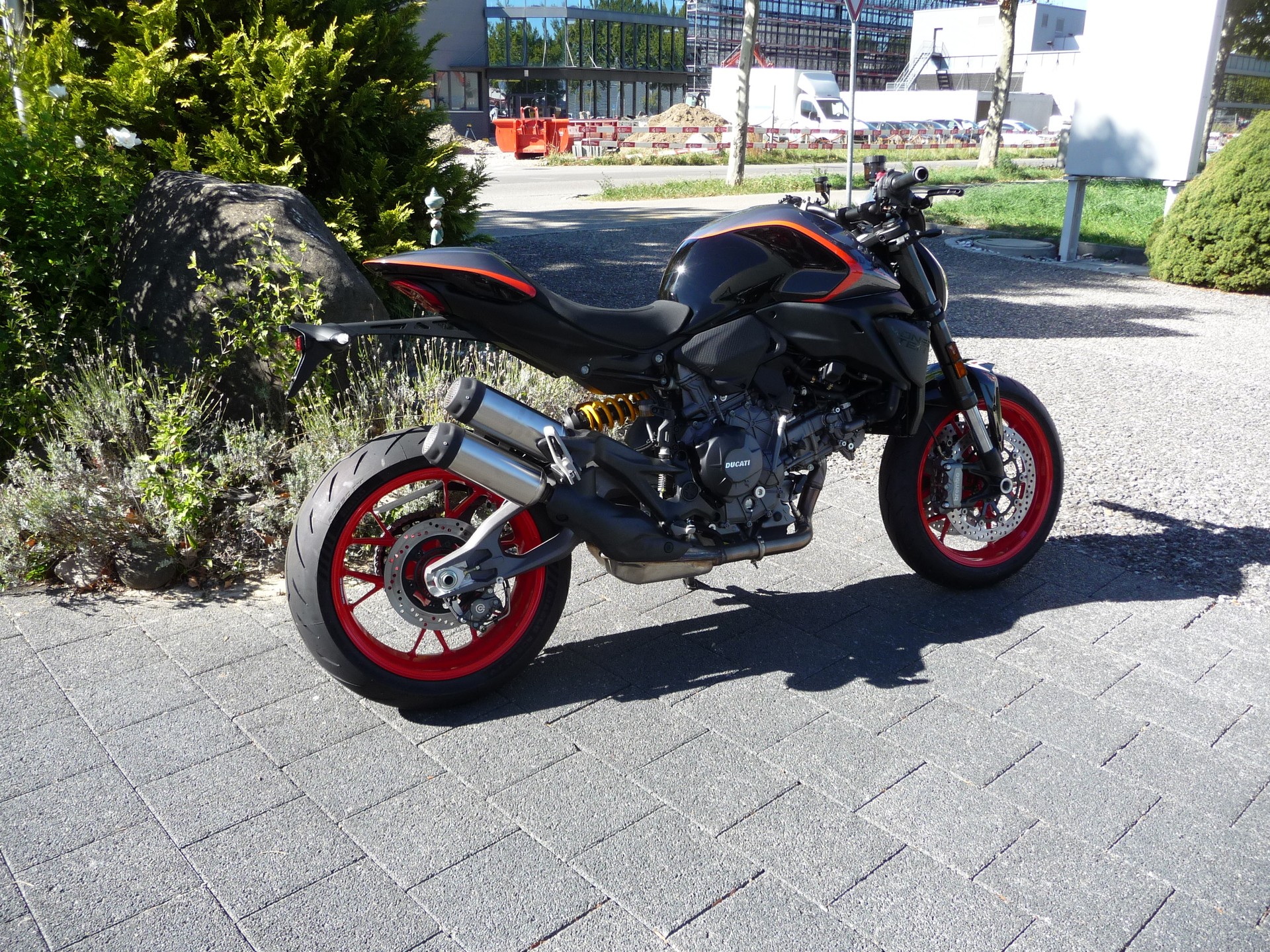 DUCATI Monster + Version-image-1