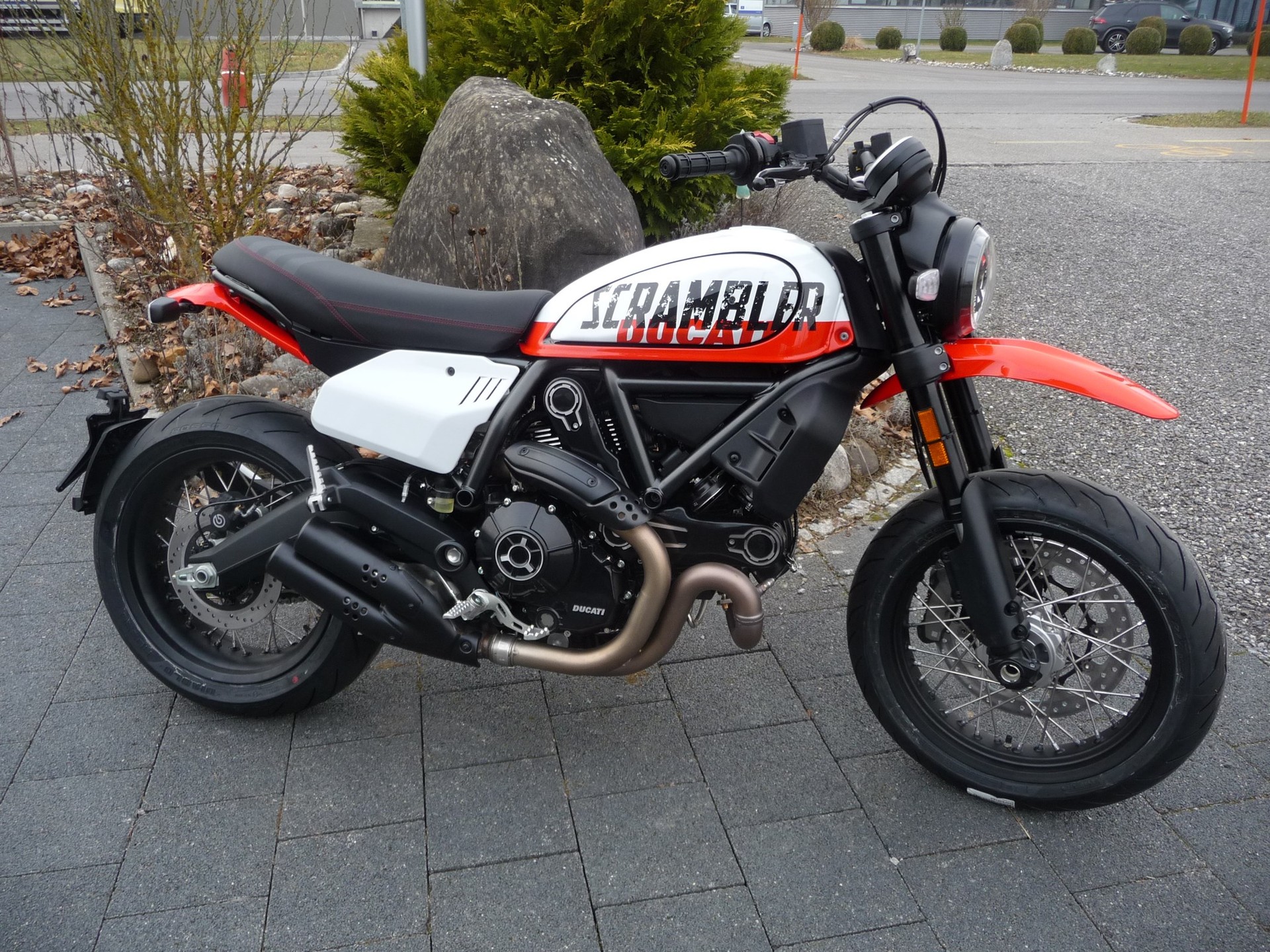DUCATI SCRAMBLER 800 URBAN MOTARD-showroom-element-1