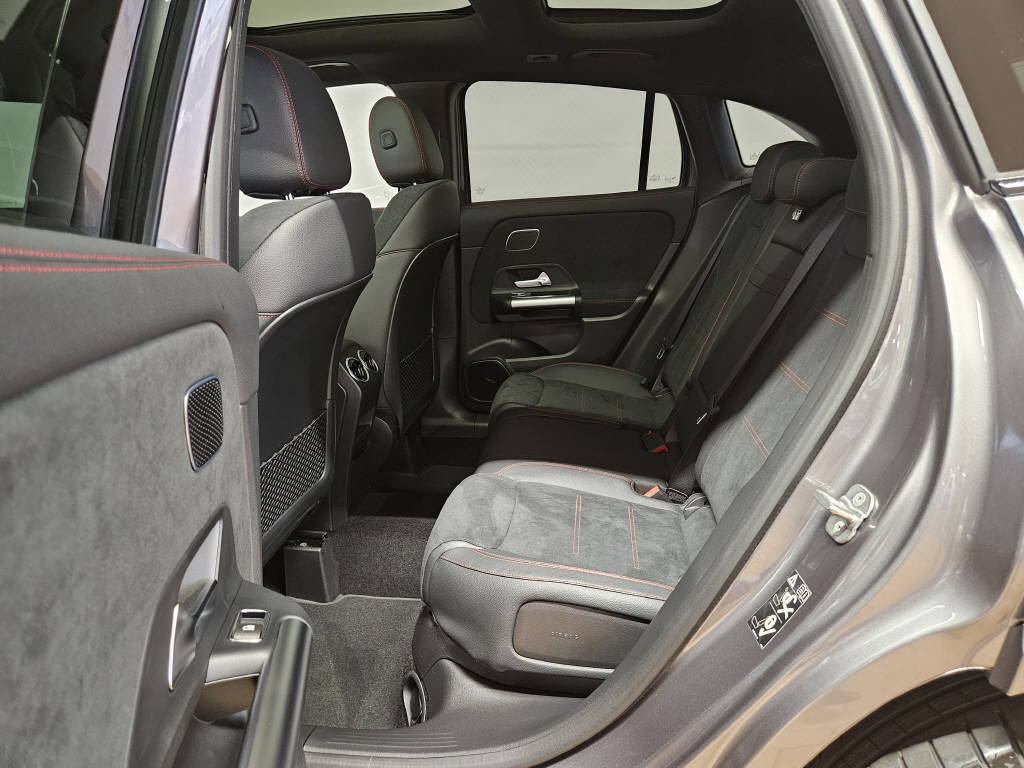 MERCEDES-BENZ GLA 220 d 4Matic AMG Line Swiss Star-image-12