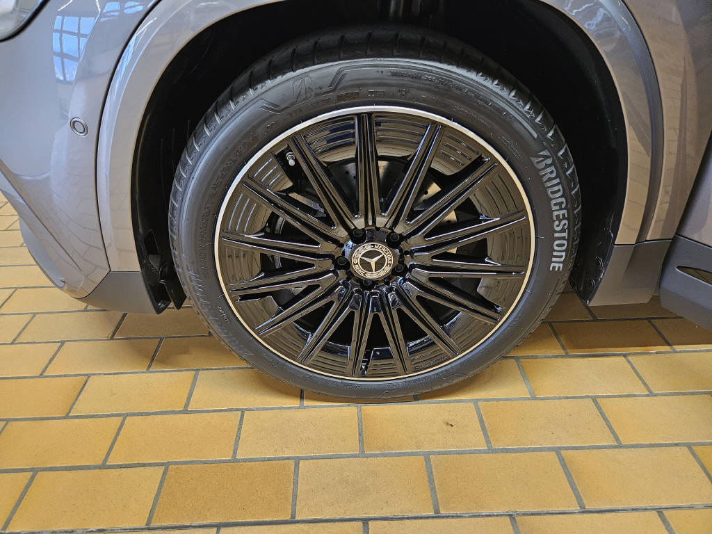 MERCEDES-BENZ GLA 220 d 4Matic AMG Line Swiss Star-image-15
