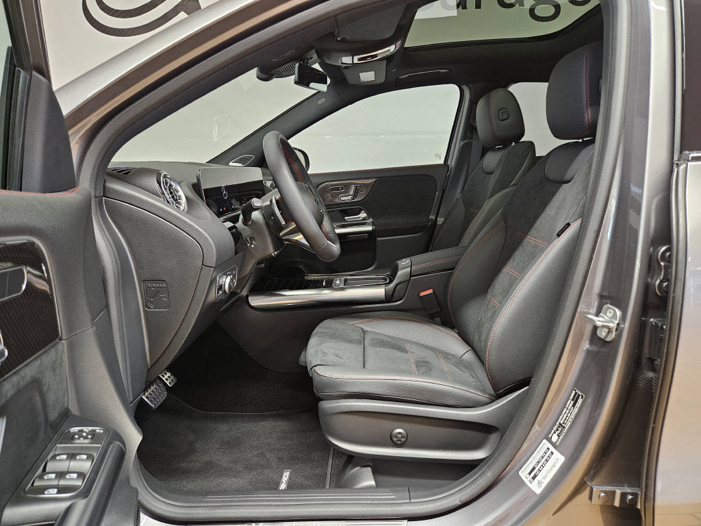 MERCEDES-BENZ GLA 220 d 4Matic AMG Line Swiss Star-image-4