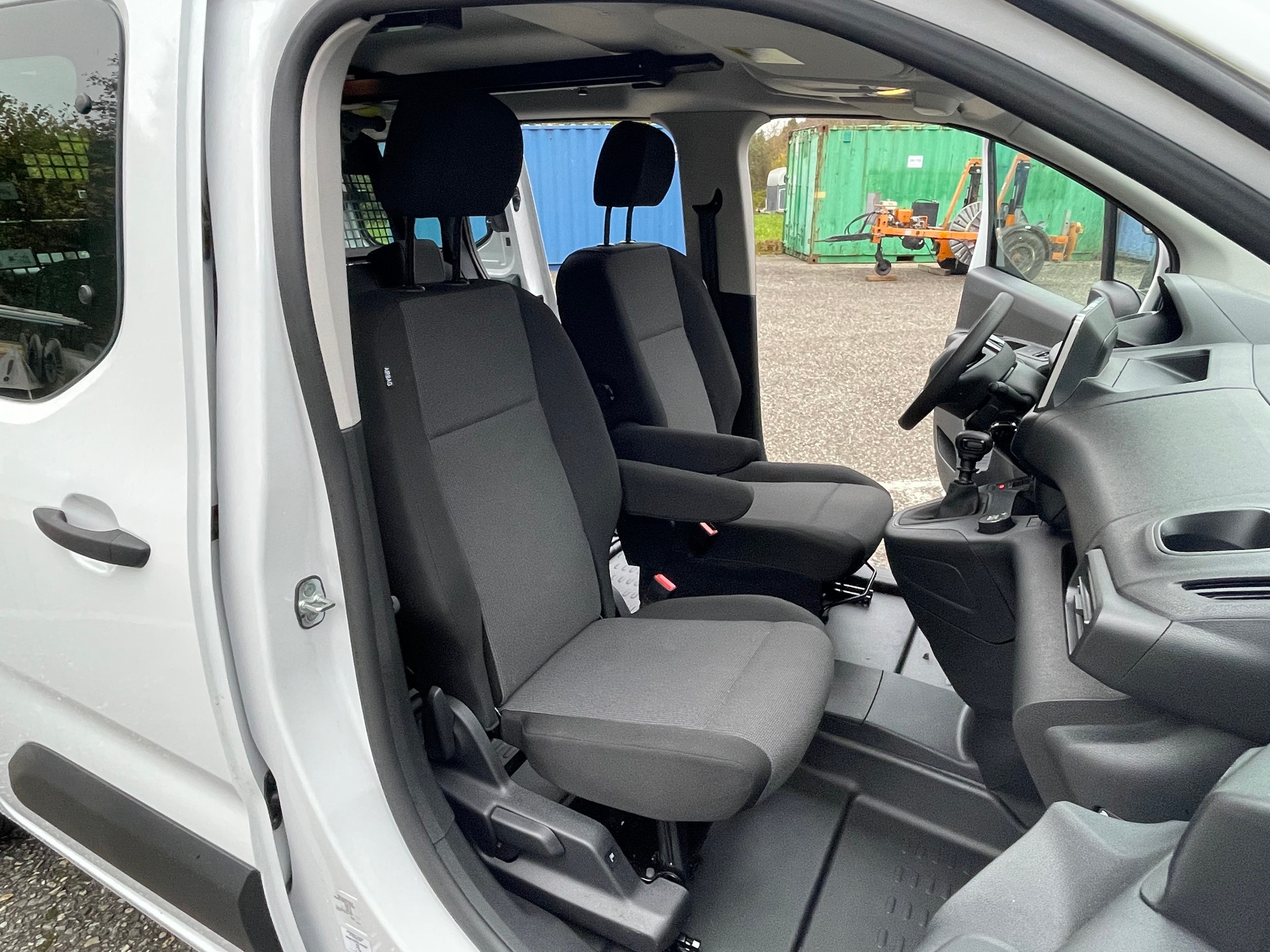 PEUGEOT Partner Pro DANGEL 4x4 130 PS Blue HDi Kabine vertieft-image-4