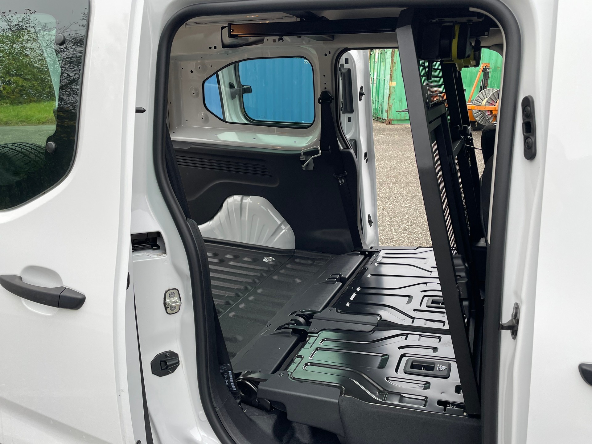 PEUGEOT Partner Pro DANGEL 4x4 130 PS Blue HDi Kabine vertieft-image-7