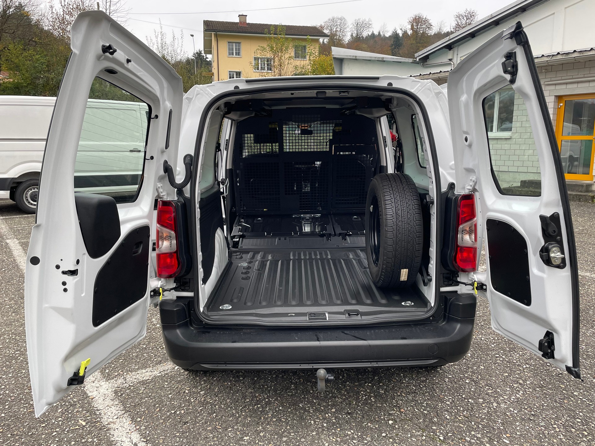 PEUGEOT Partner Pro DANGEL 4x4 130 PS Blue HDi Kabine vertieft-image-8