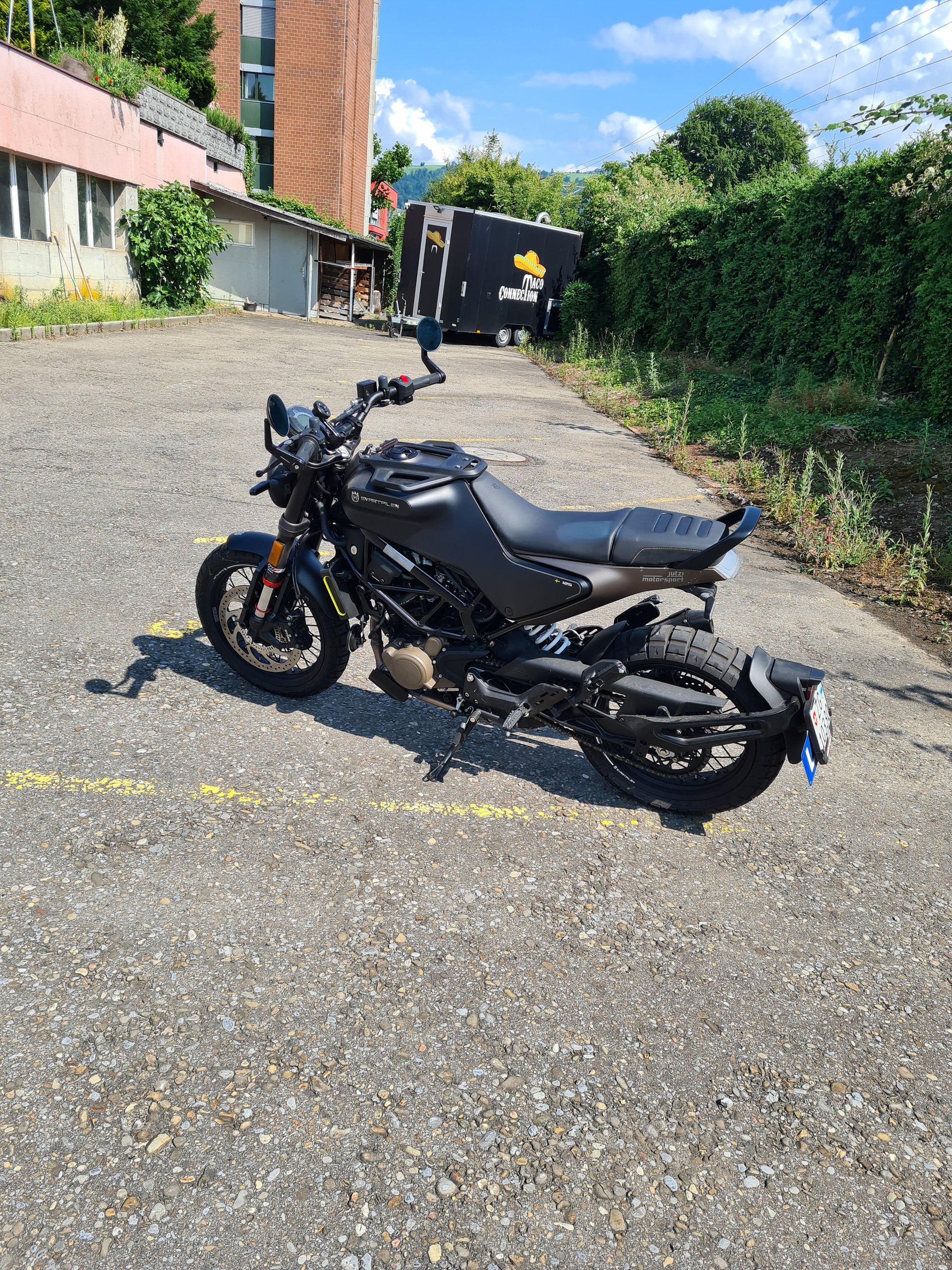 HUSQVARNA Svartpilen 125-image-0