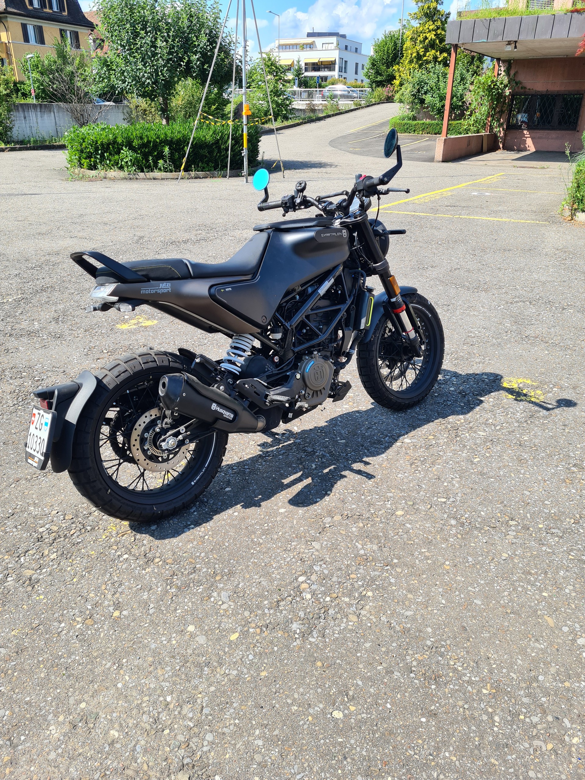 HUSQVARNA Svartpilen 125-image-1