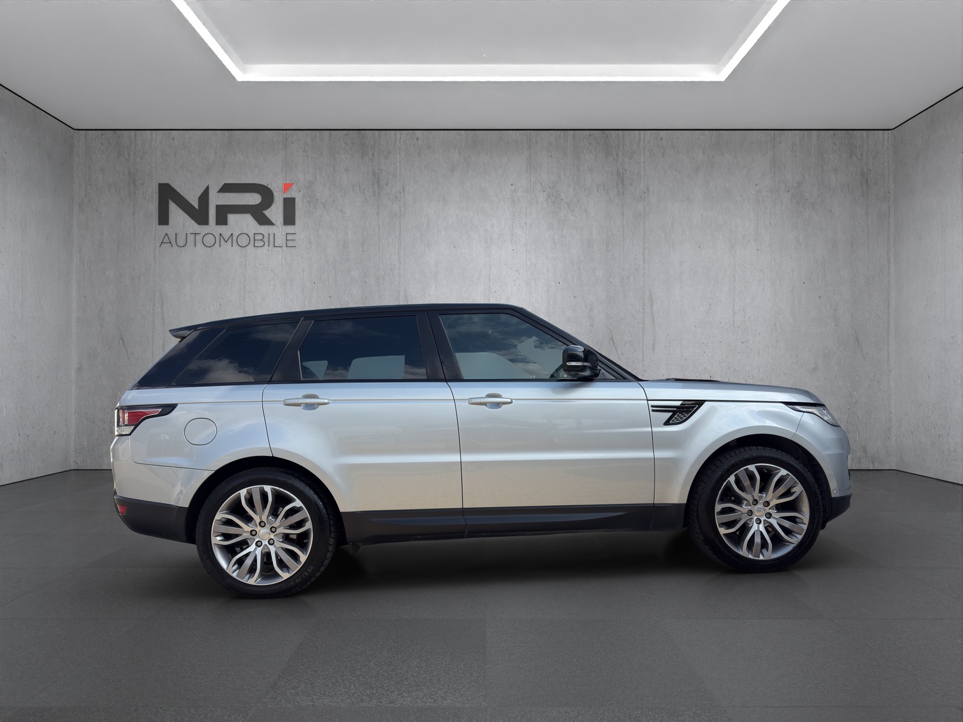 LAND ROVER Range c-showroom-element-3
