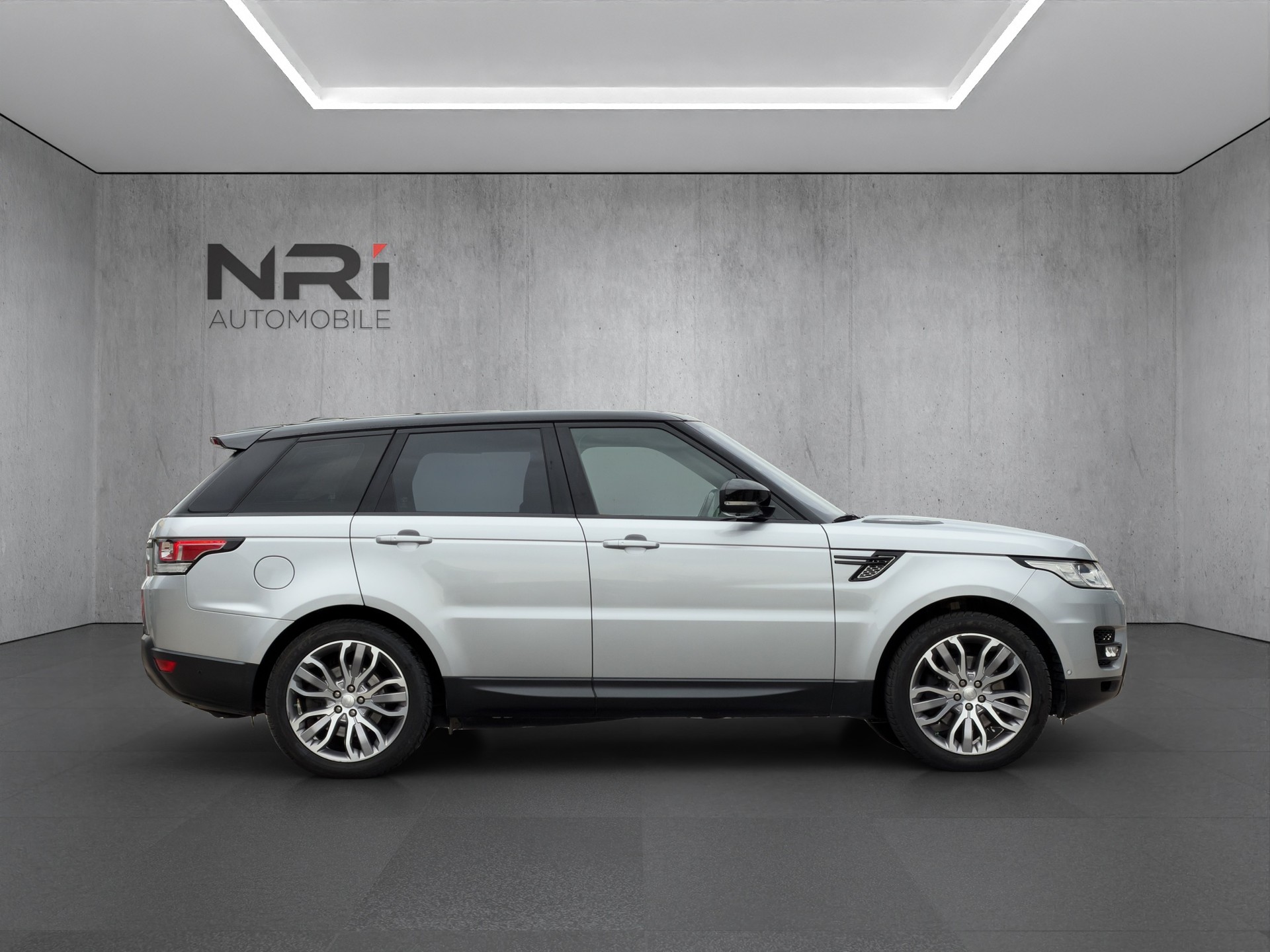 LAND ROVER Range c-showroom-element-3