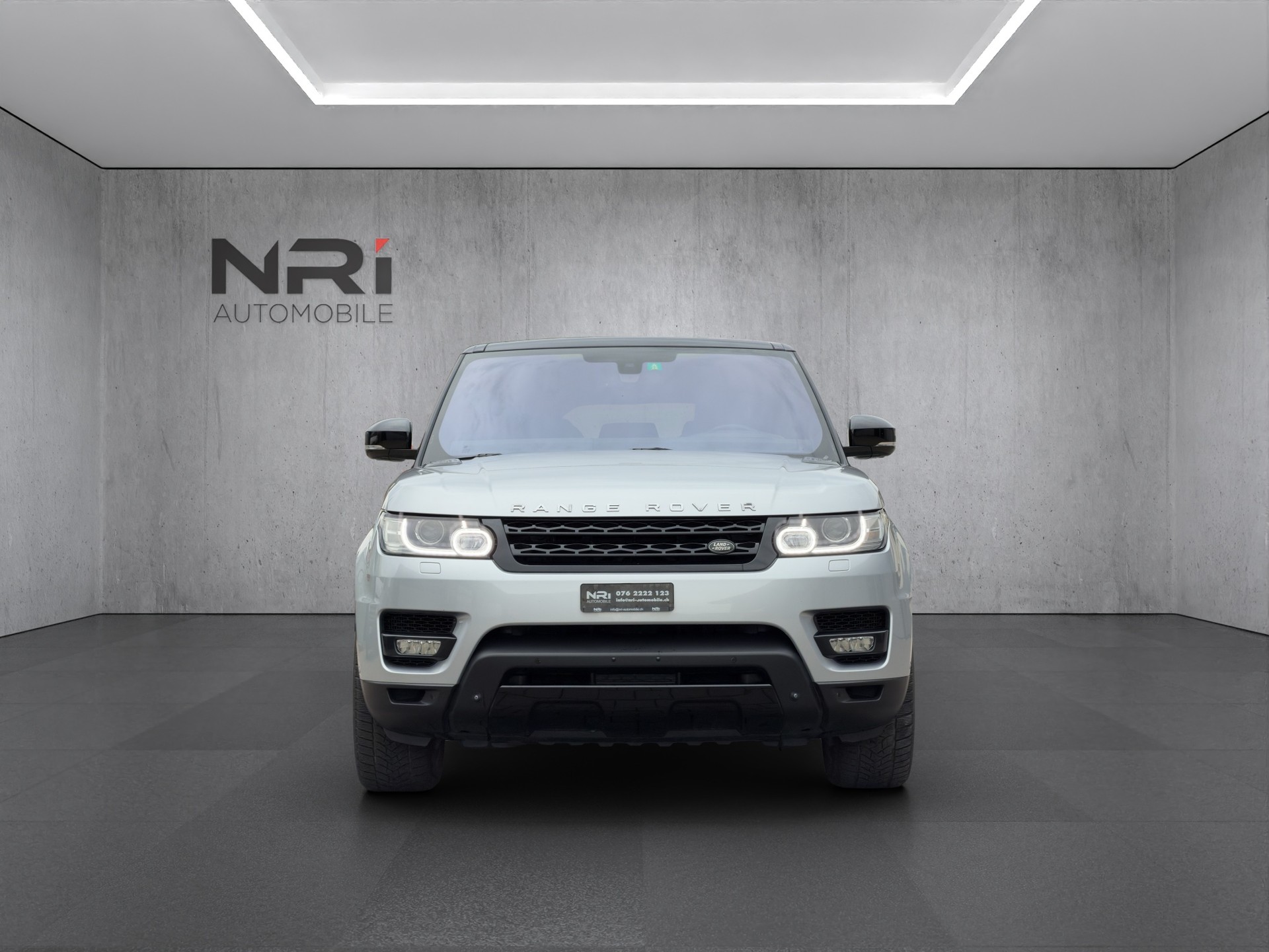 LAND ROVER Range c-showroom-element-1