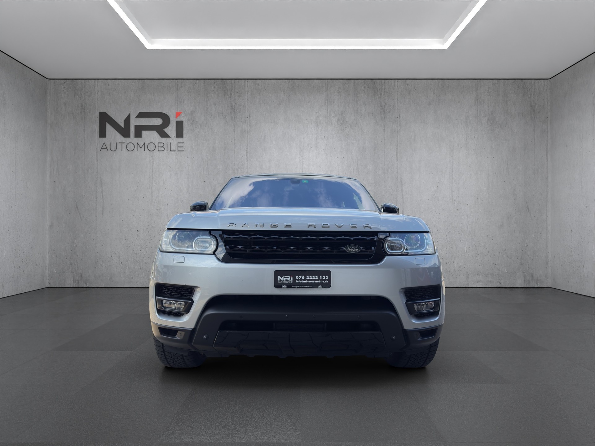 LAND ROVER Range c-showroom-element-1
