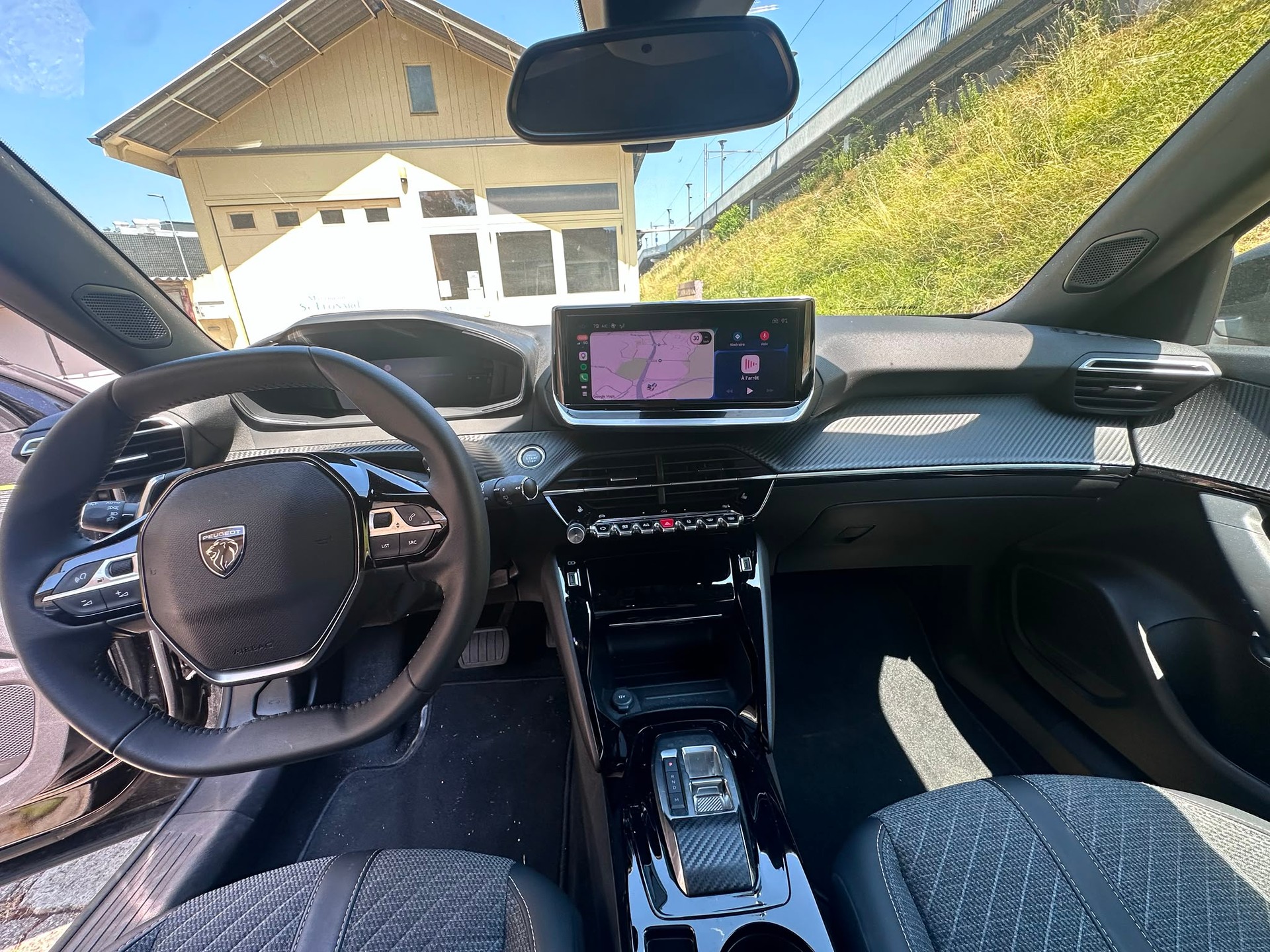 PEUGEOT 2008 1.2 PureTech Allure Pack EAT8-image-6
