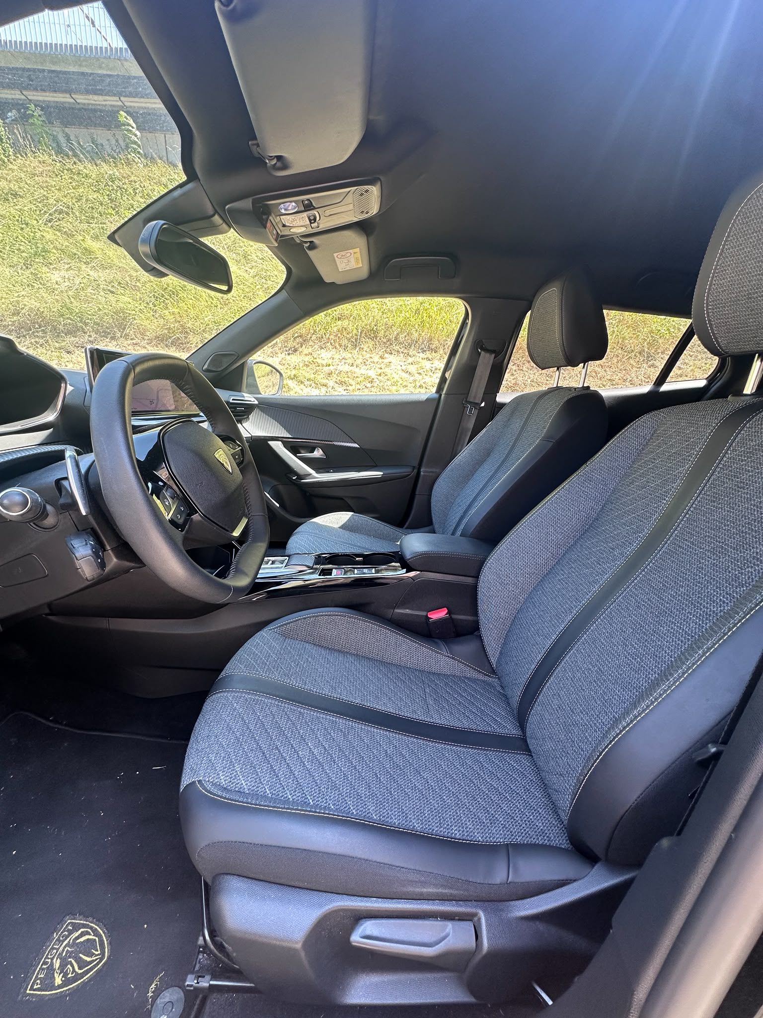 PEUGEOT 2008 1.2 PureTech Allure Pack EAT8-image-8