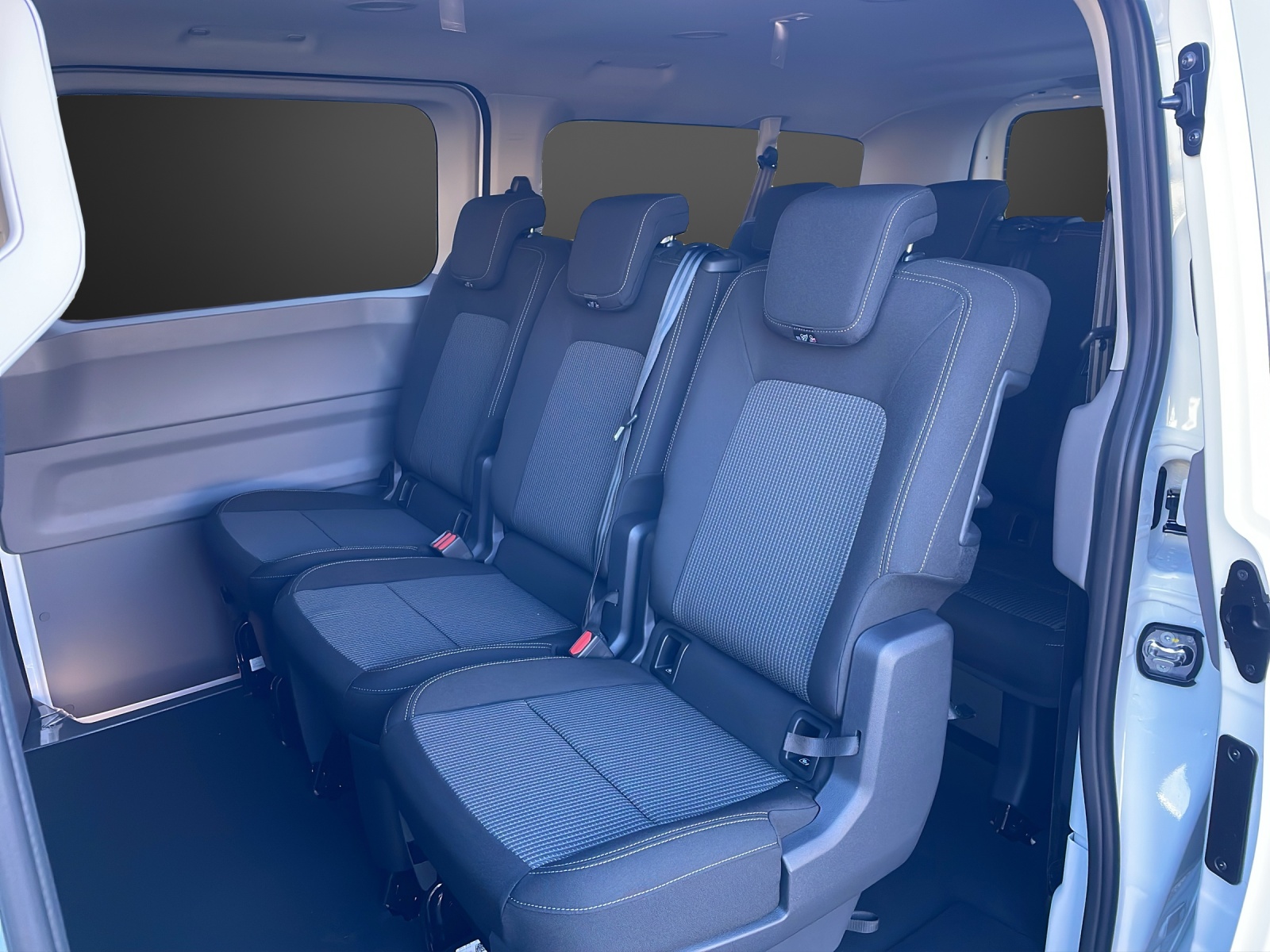 VW Transporter Kombi Langer Radstand 2.0 TDI-image-7
