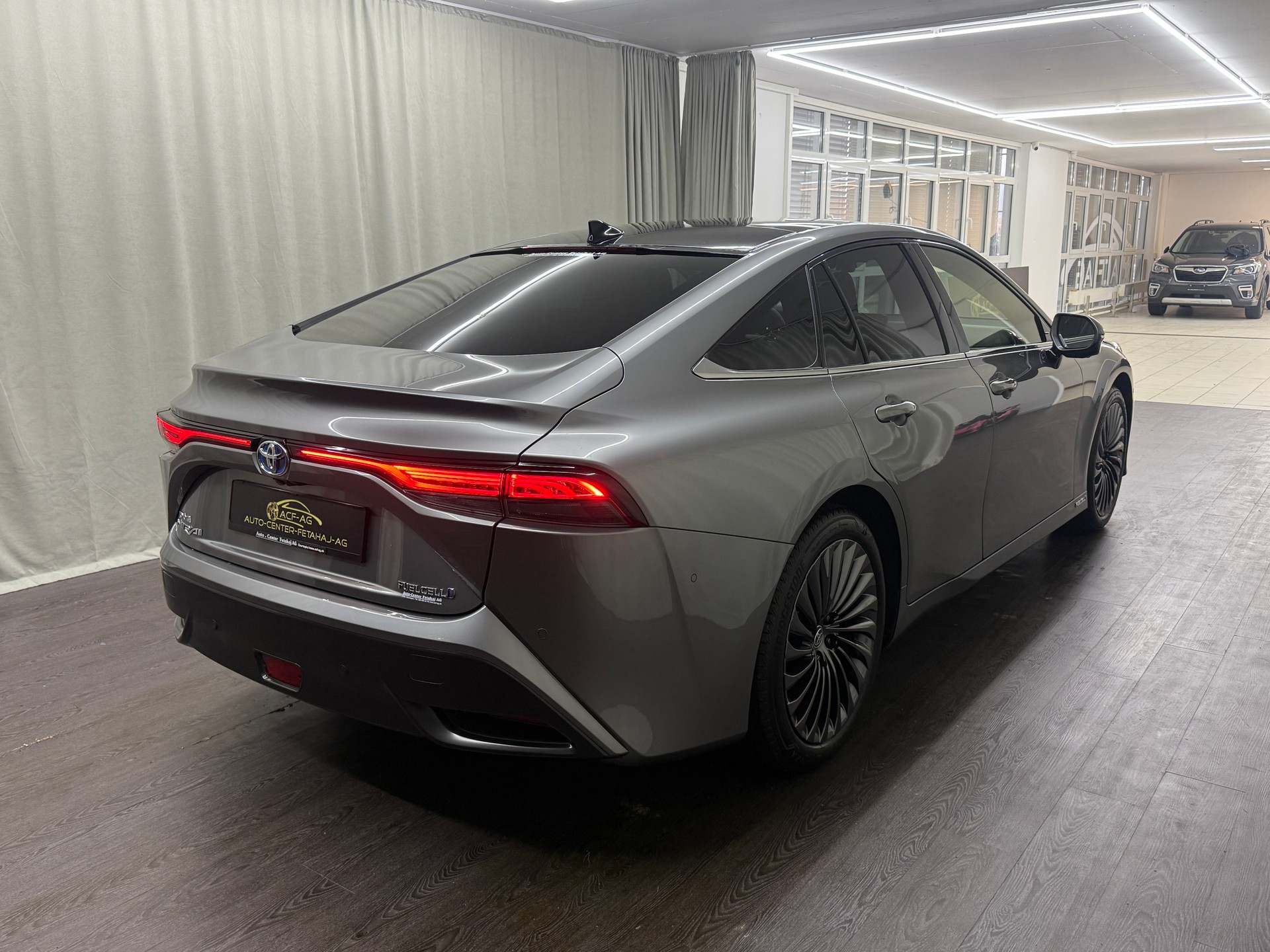 TOYOTA Mirai Fuel cell Platinum-showroom-element-3