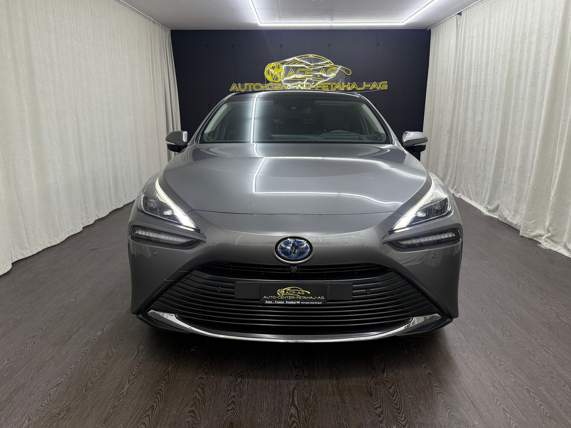 TOYOTA Mirai Fuel cell Platinum-showroom-element-1