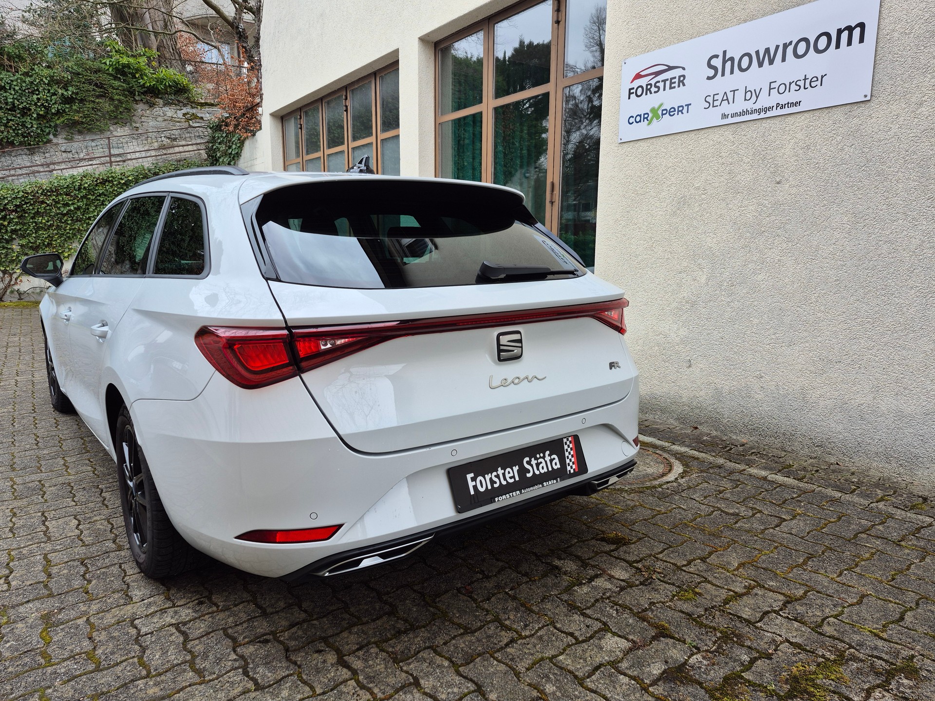 SEAT Leon ST 1.5 eTSI mHEV DSG FR-image-1