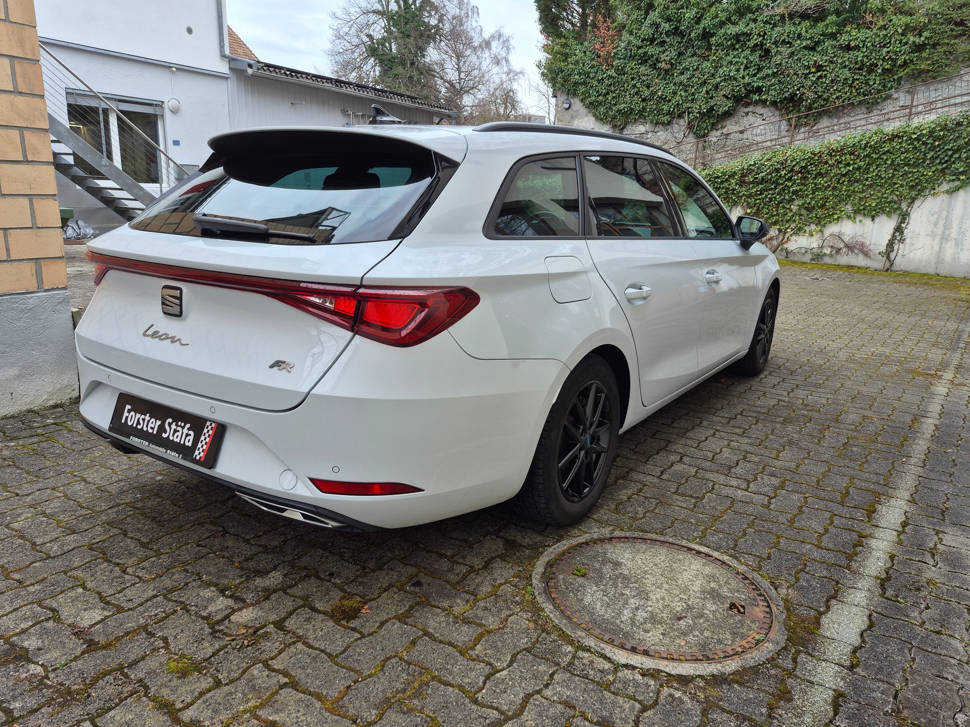 SEAT Leon ST 1.5 eTSI mHEV DSG FR-image-2