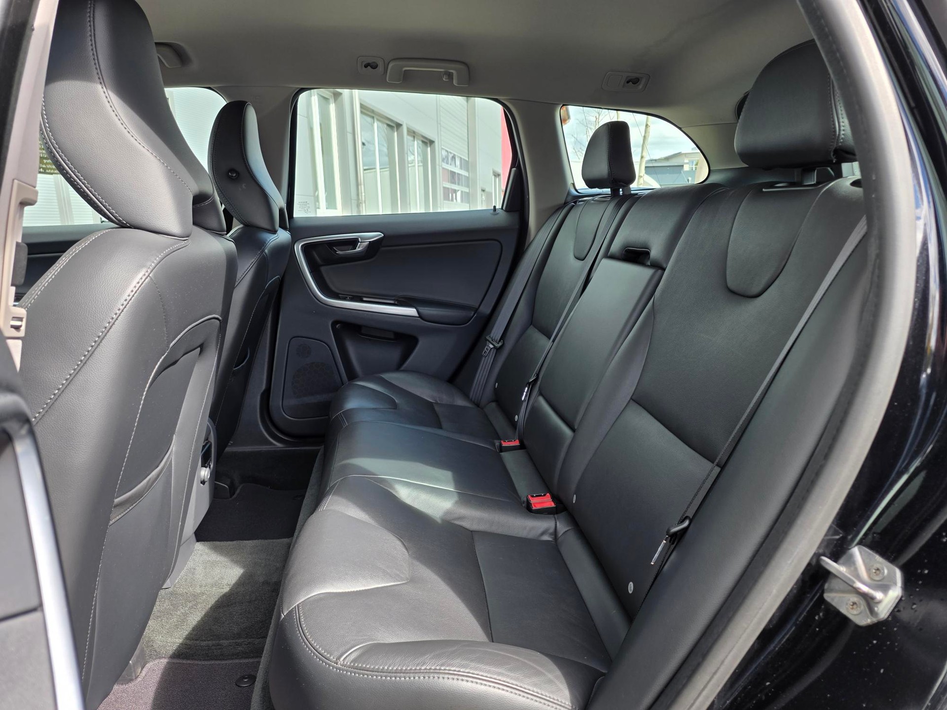 VOLVO XC60 D4 AWD Summum Geartronic ** 20 ZOLL - NAVIGATON - WINTER PAKET - LENKRAD HEIZUNG -BI-XENON - EL.HECKKLAPPE - MEMORY PAKET**-image-11