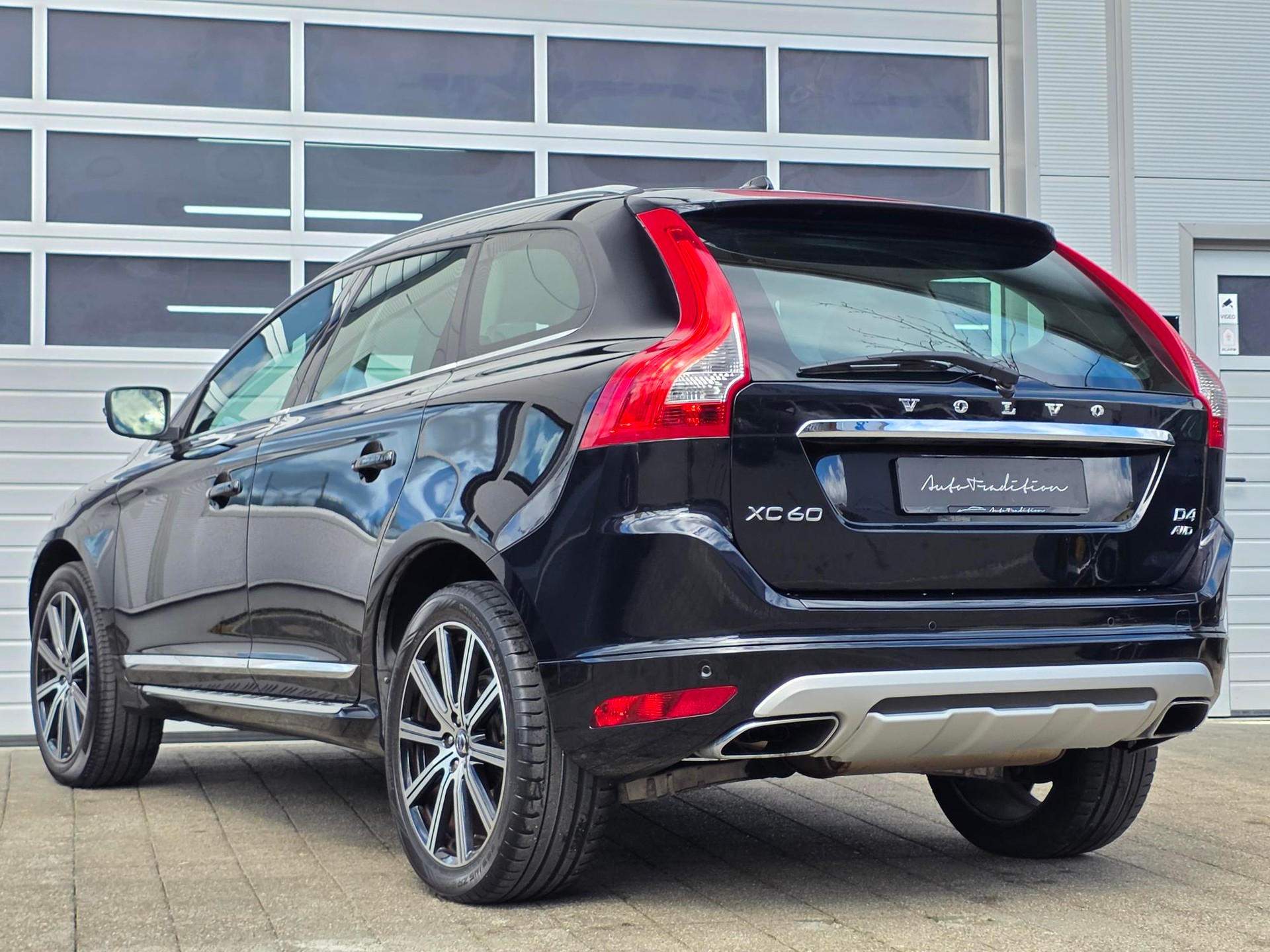 VOLVO XC60 D4 AWD Summum Geartronic ** 20 ZOLL - NAVIGATON - WINTER PAKET - LENKRAD HEIZUNG -BI-XENON - EL.HECKKLAPPE - MEMORY PAKET**-showroom-element-2