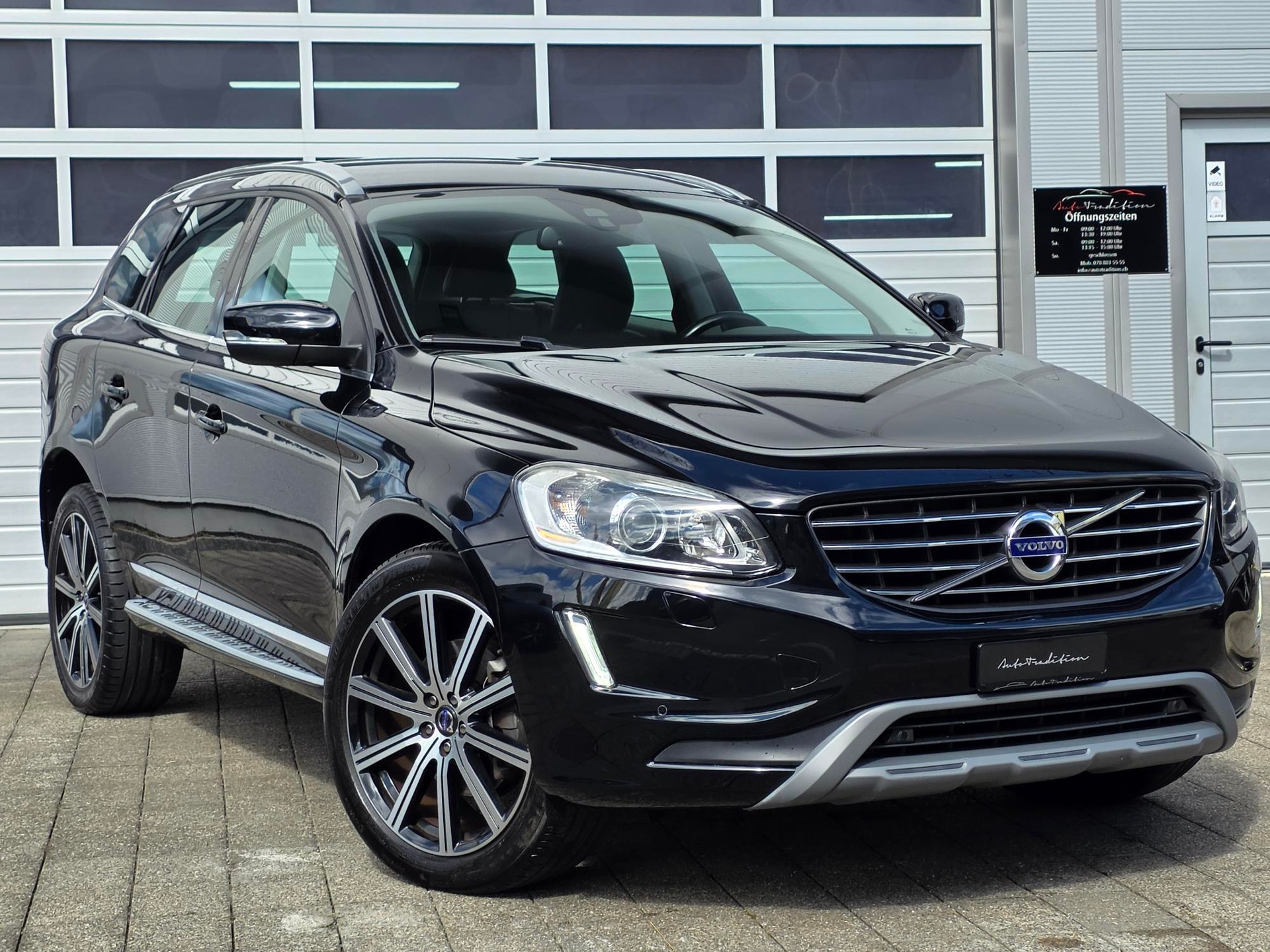 VOLVO XC60 D4 AWD Summum Geartronic ** 20 ZOLL - NAVIGATON - WINTER PAKET - LENKRAD HEIZUNG -BI-XENON - EL.HECKKLAPPE - MEMORY PAKET**