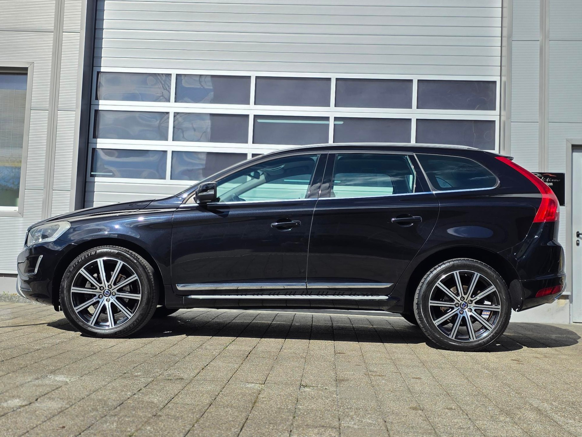 VOLVO XC60 D4 AWD Summum Geartronic ** 20 ZOLL - NAVIGATON - WINTER PAKET - LENKRAD HEIZUNG -BI-XENON - EL.HECKKLAPPE - MEMORY PAKET**-showroom-element-3