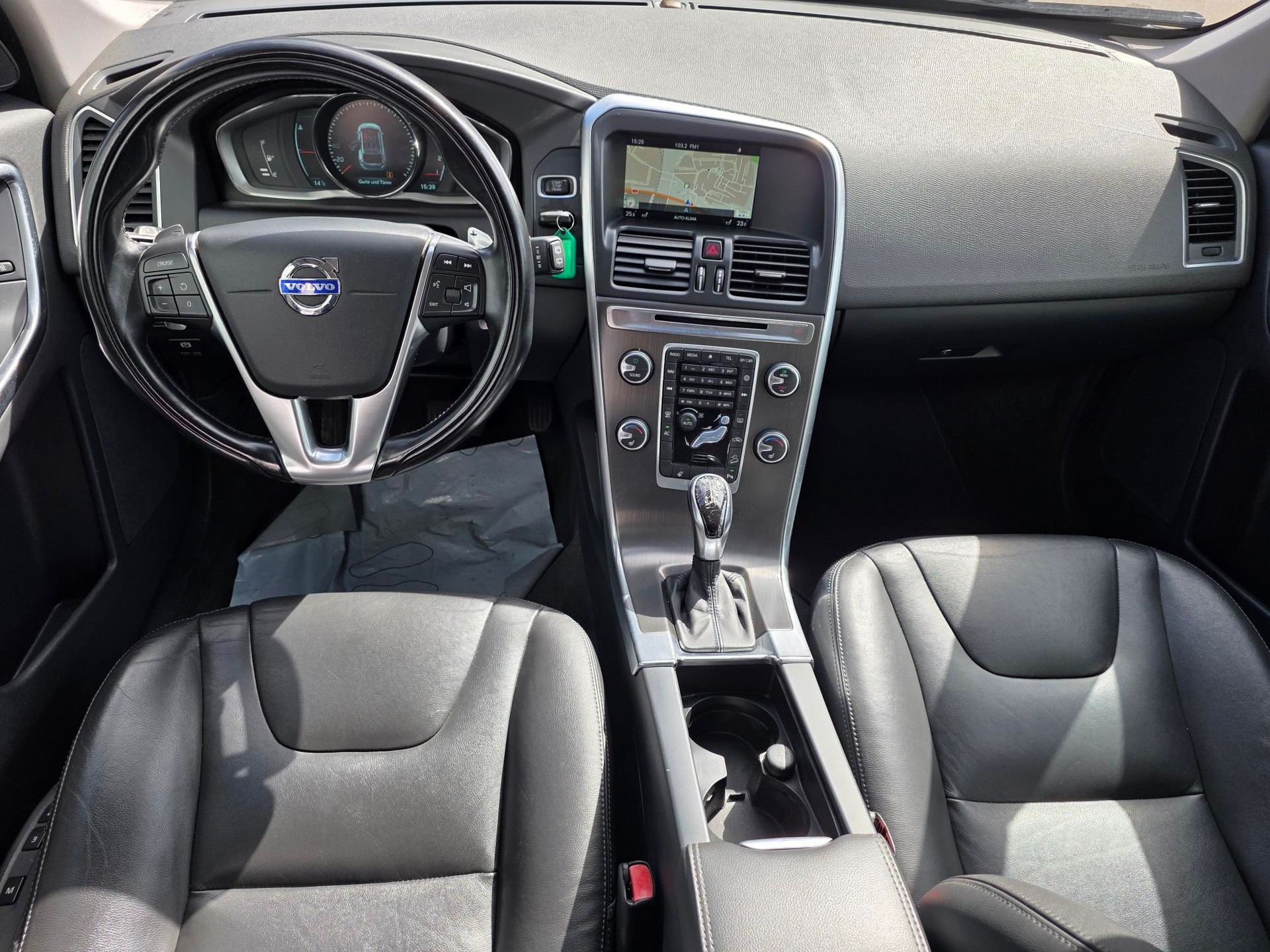 VOLVO XC60 D4 AWD Summum Geartronic ** 20 ZOLL - NAVIGATON - WINTER PAKET - LENKRAD HEIZUNG -BI-XENON - EL.HECKKLAPPE - MEMORY PAKET**-image-9