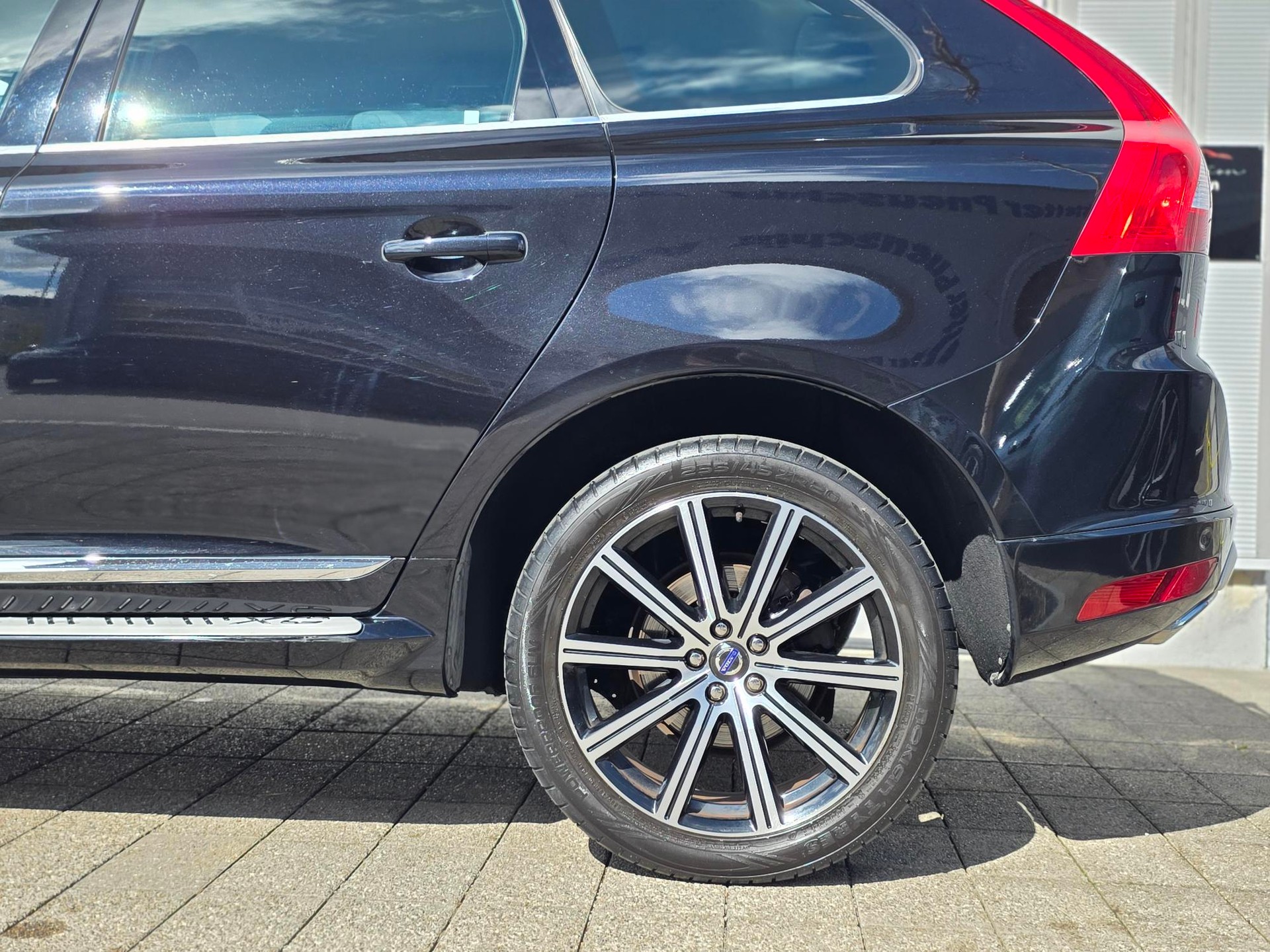 VOLVO XC60 D4 AWD Summum Geartronic ** 20 ZOLL - NAVIGATON - WINTER PAKET - LENKRAD HEIZUNG -BI-XENON - EL.HECKKLAPPE - MEMORY PAKET**-image-6