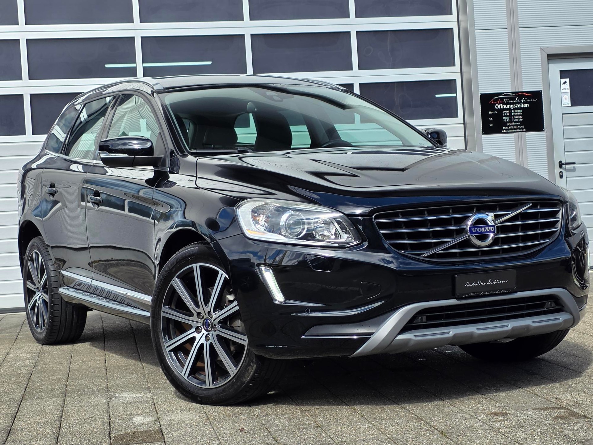 VOLVO XC60 D4 AWD Summum Geartronic ** 20 ZOLL - NAVIGATON - WINTER PAKET - LENKRAD HEIZUNG -BI-XENON - EL.HECKKLAPPE - MEMORY PAKET**-showroom-element-1