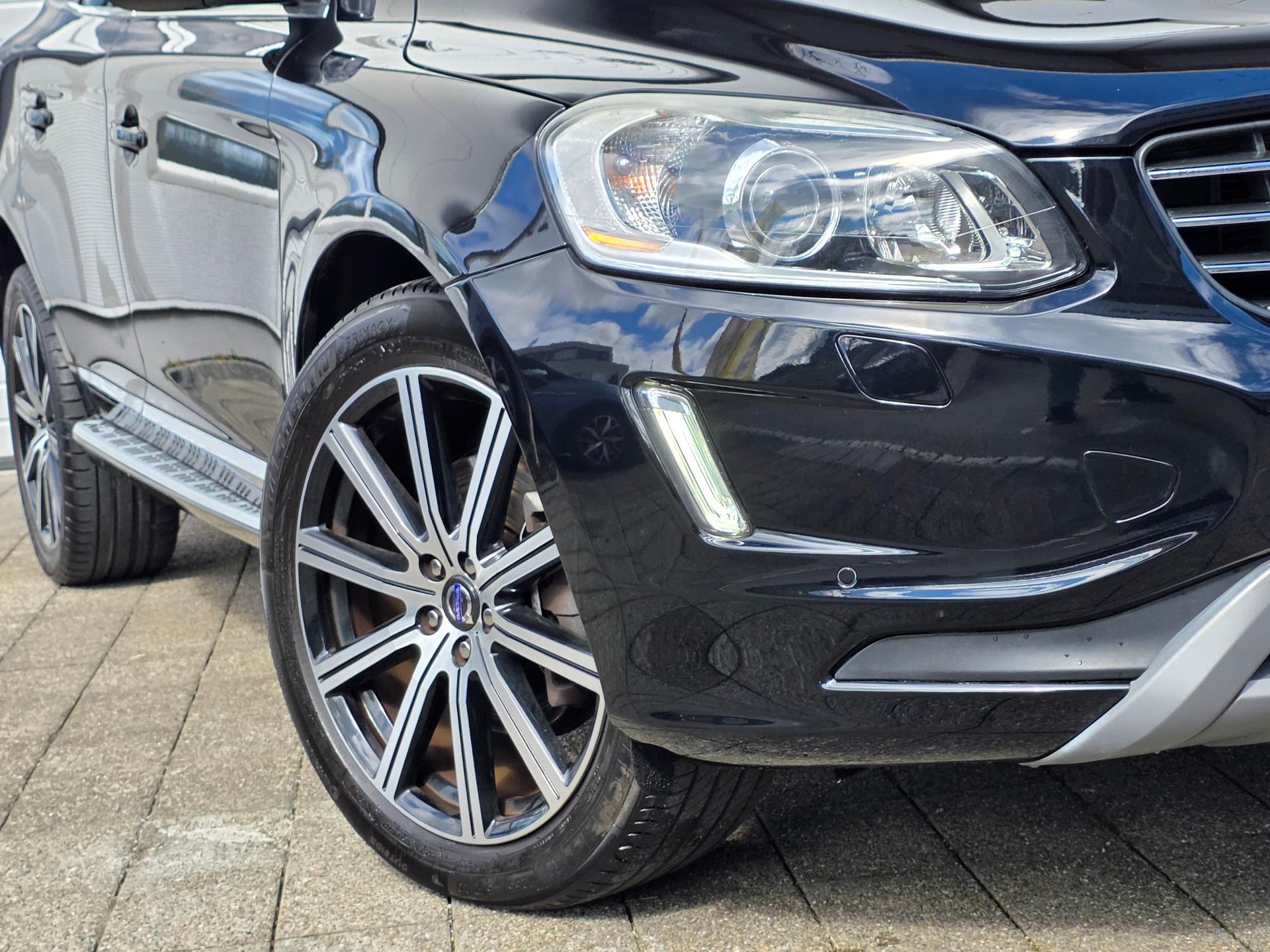 VOLVO XC60 D4 AWD Summum Geartronic ** 20 ZOLL - NAVIGATON - WINTER PAKET - LENKRAD HEIZUNG -BI-XENON - EL.HECKKLAPPE - MEMORY PAKET**-image-5