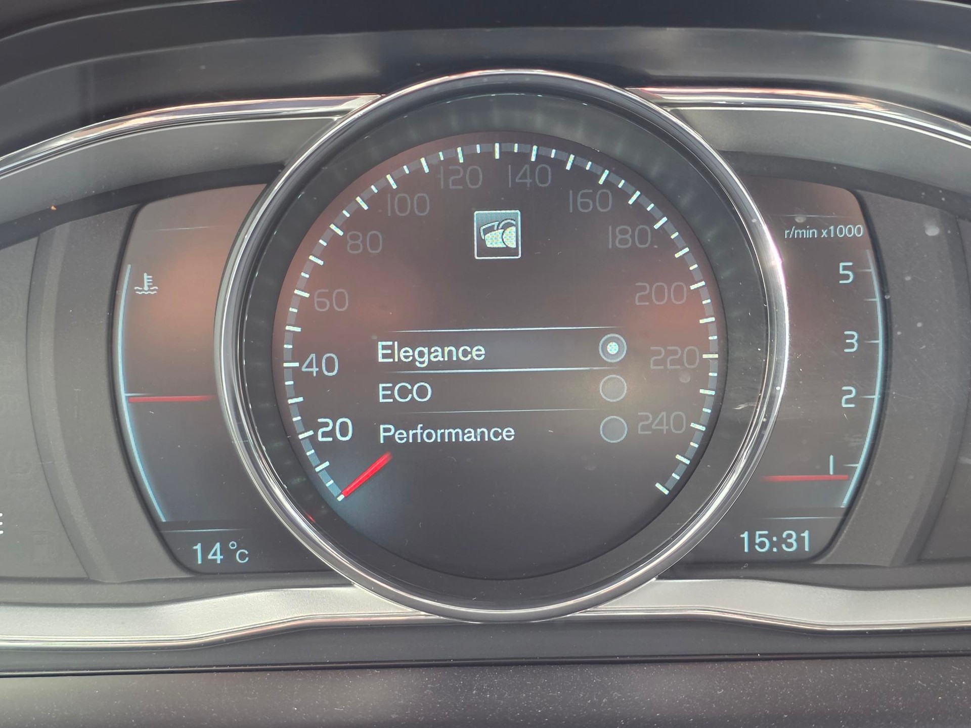 VOLVO XC60 D4 AWD Summum Geartronic ** 20 ZOLL - NAVIGATON - WINTER PAKET - LENKRAD HEIZUNG -BI-XENON - EL.HECKKLAPPE - MEMORY PAKET**-image-13