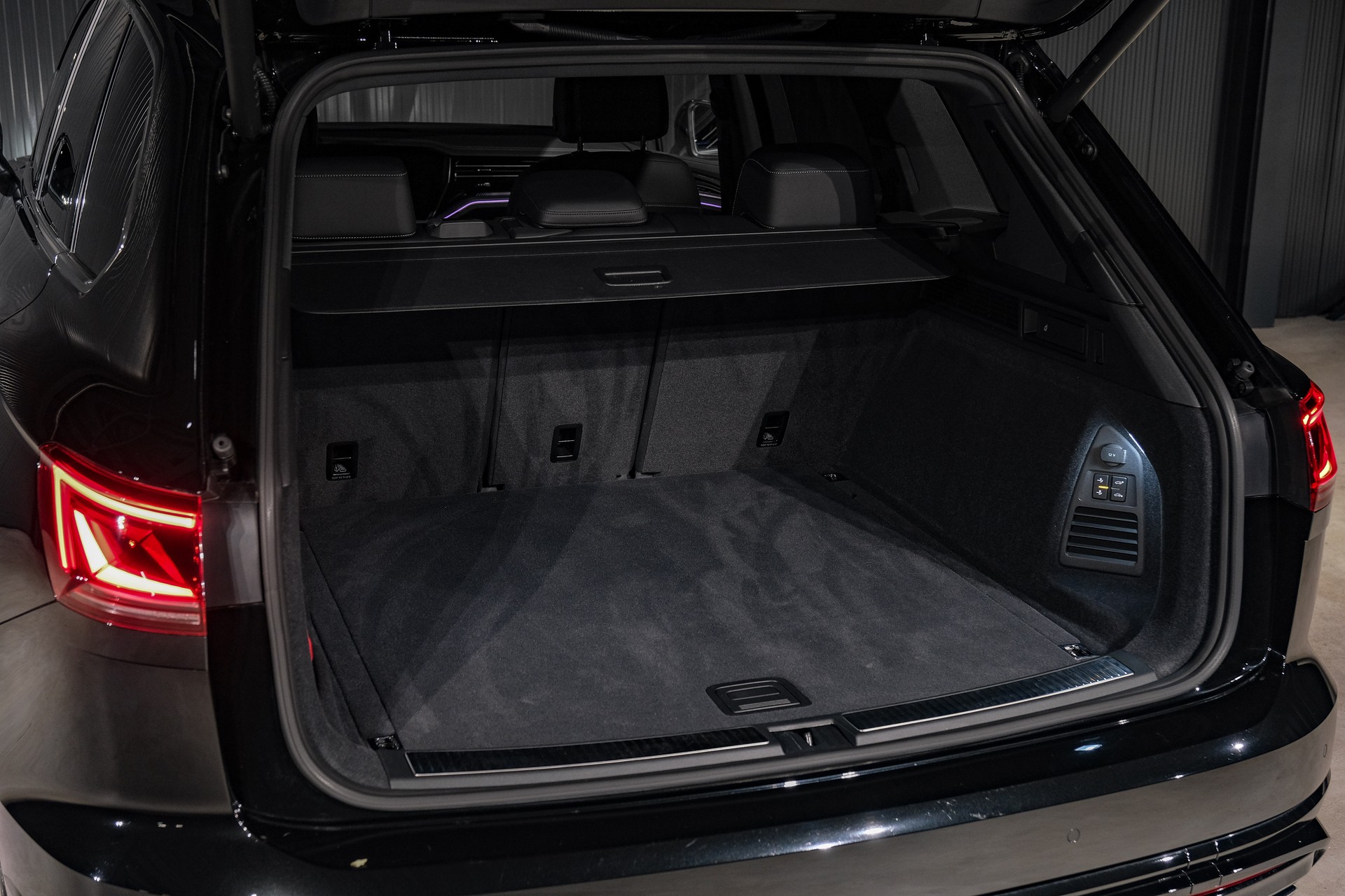 VW Touareg 3.0 TDI R-Line Tiptronic-image-24