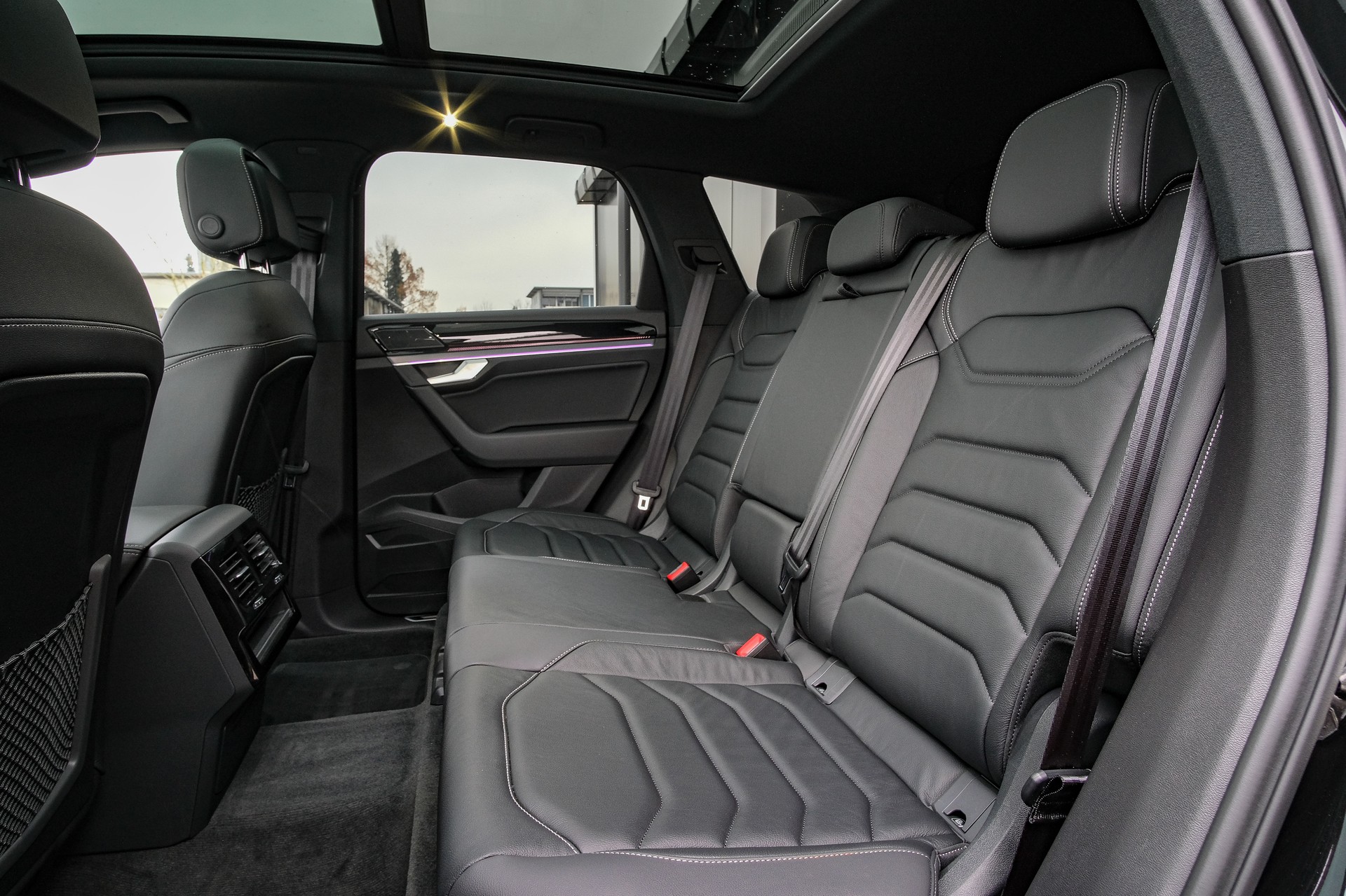 VW Touareg 3.0 TDI R-Line Tiptronic-image-11