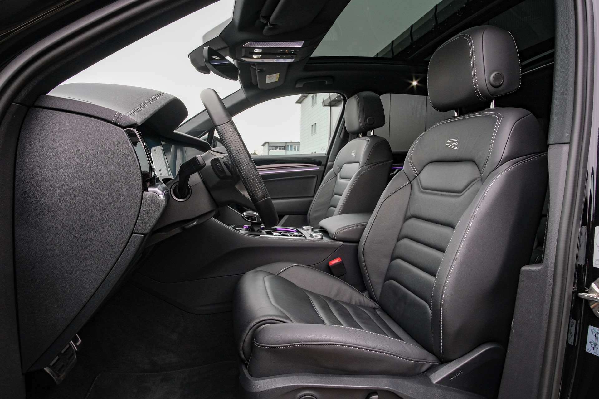 VW Touareg 3.0 TDI R-Line Tiptronic-image-9