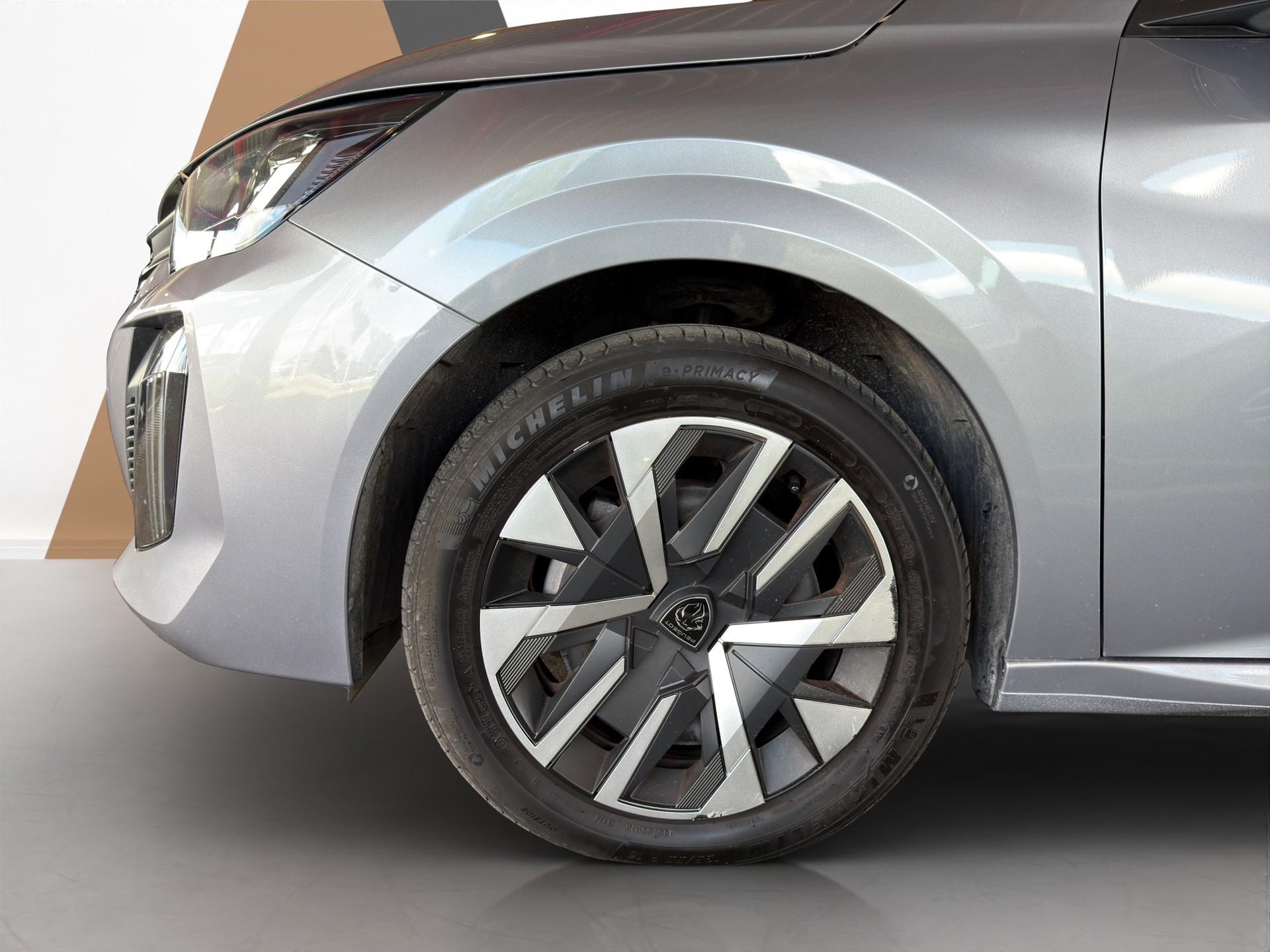 PEUGEOT 208 1.2 Hybrid Style-image-24