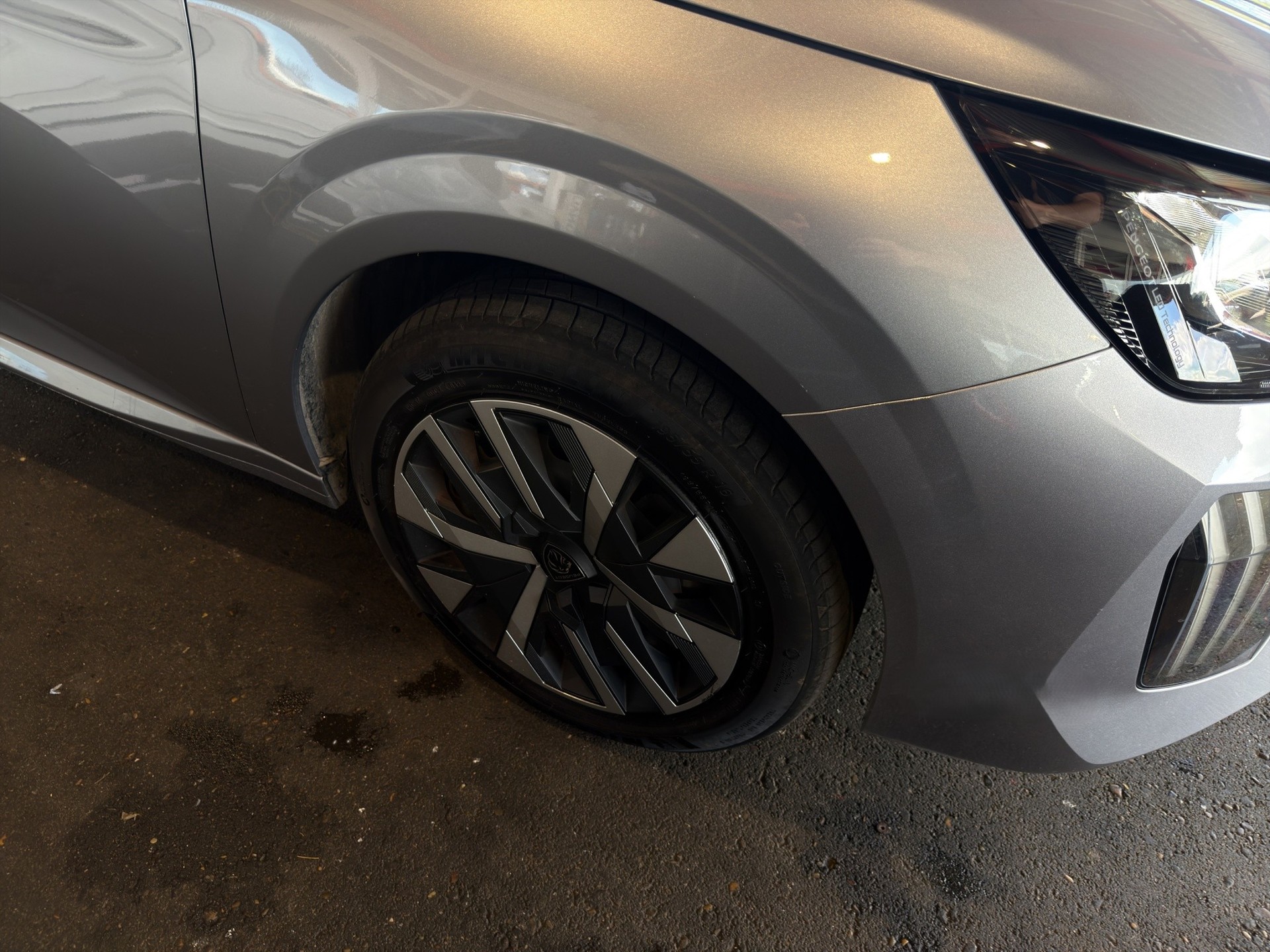 PEUGEOT 208 1.2 Hybrid Style-image-32