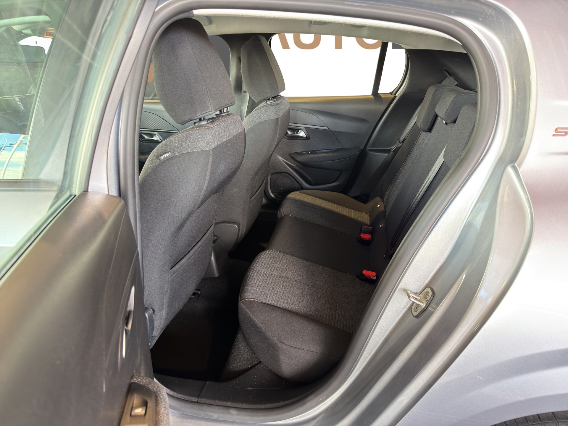 PEUGEOT 208 1.2 Hybrid Style-image-16