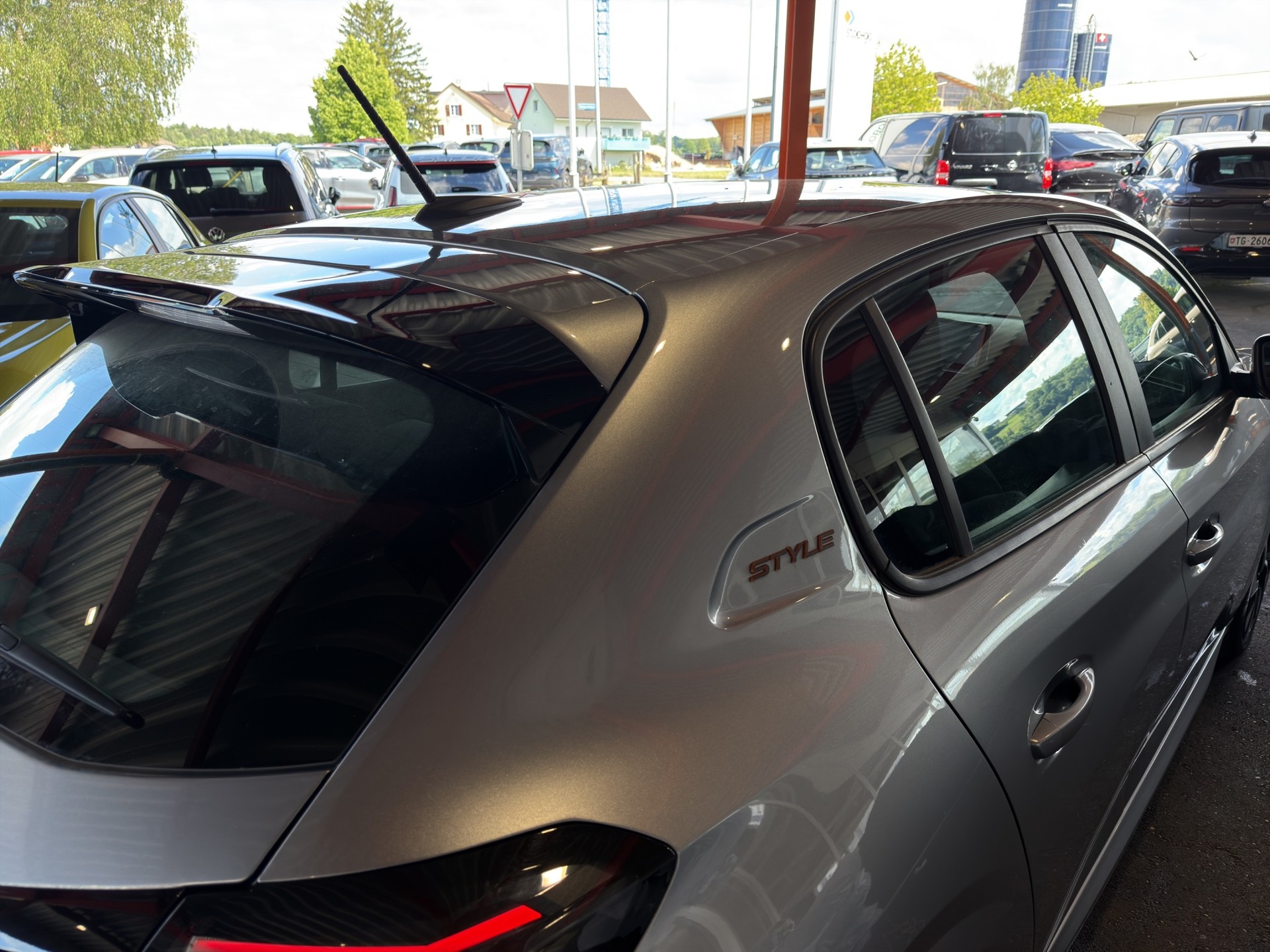 PEUGEOT 208 1.2 Hybrid Style-image-30